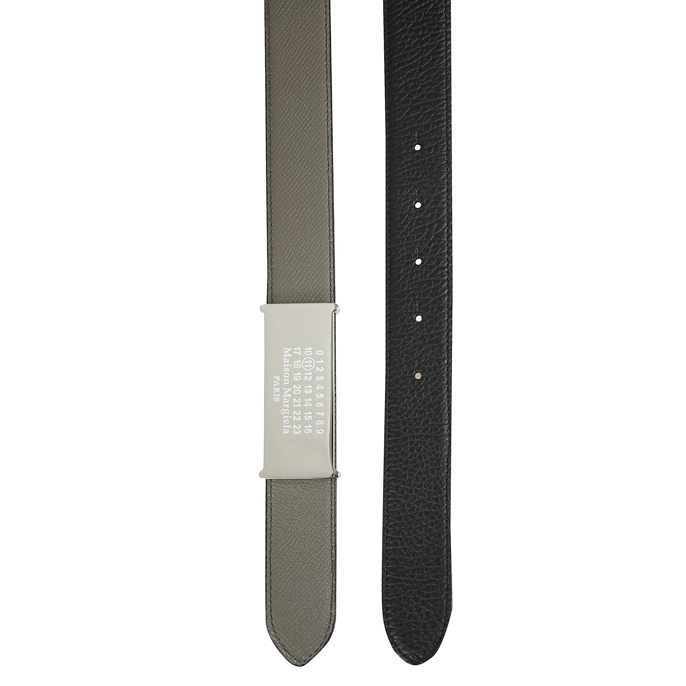 Cintura marrone in pelle di vitello reversibile con stampa logo sul davanti, dettagli traforati e design regolabile.