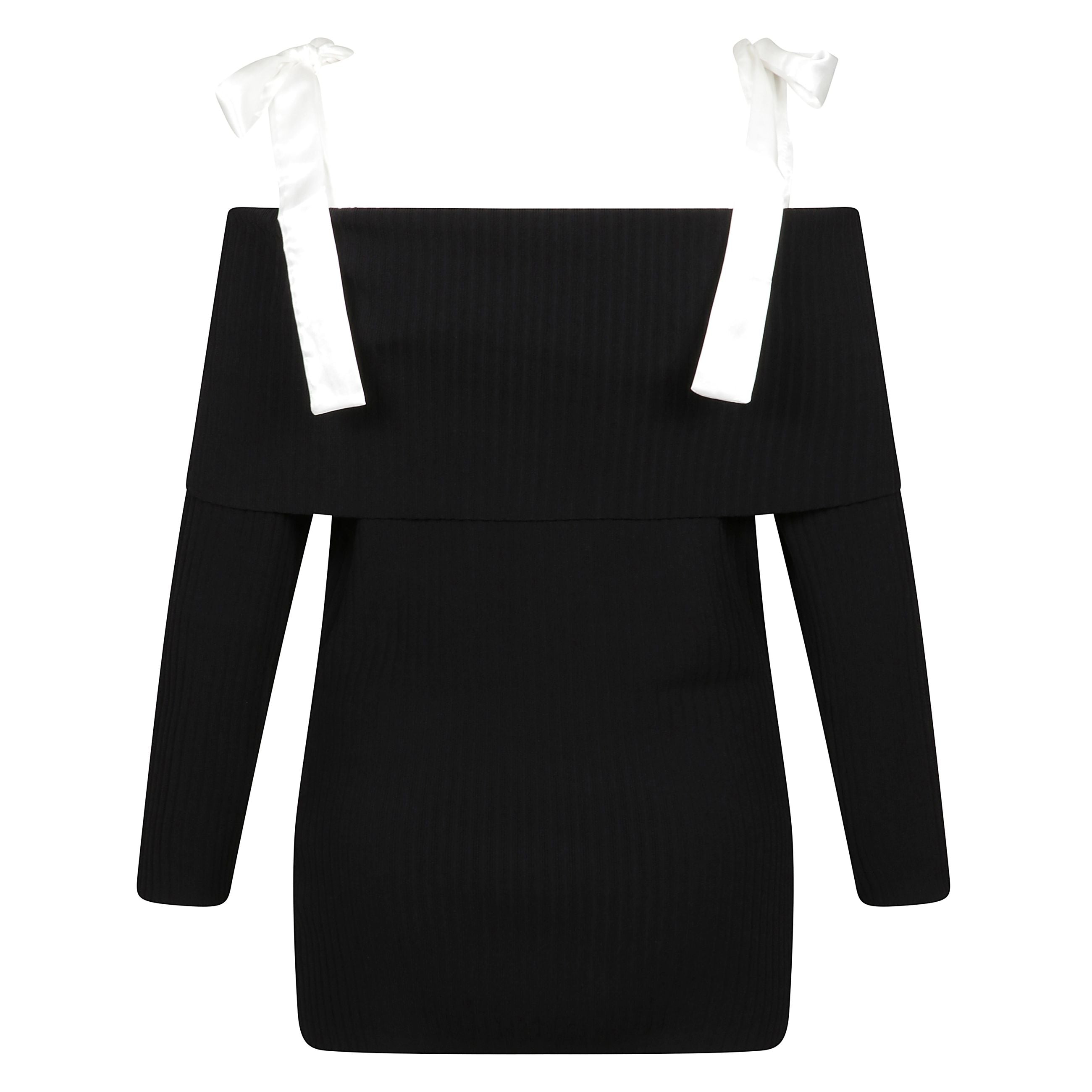 Top a manica lunga in tinta unita con scollatura in stile spagnolo, realizzato in un tessuto estremamente confortevole con un alto contenuto di viscosa