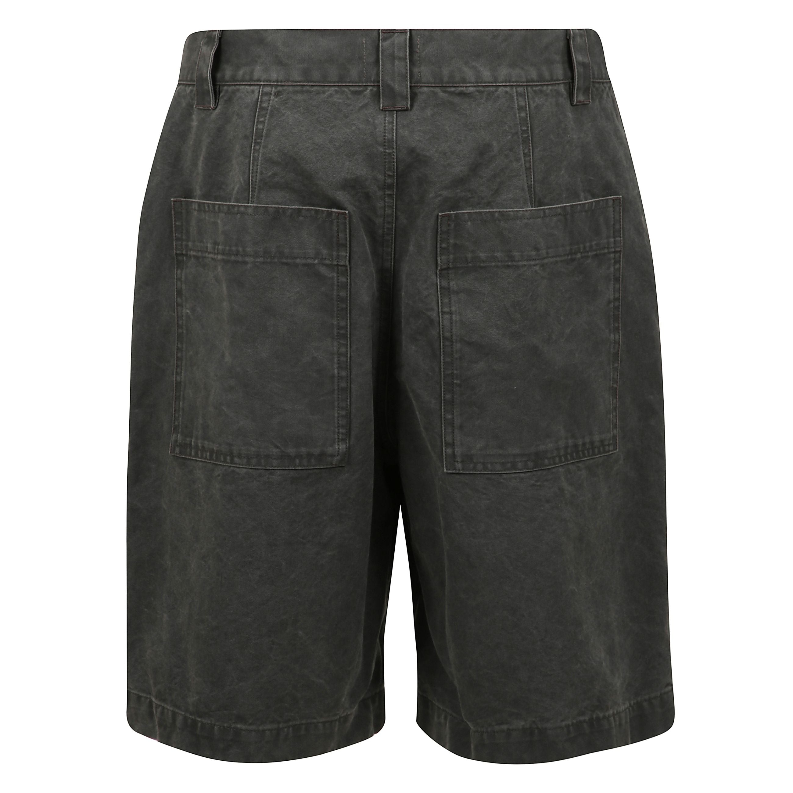 Shorts kyle chiusura frontale con bottoni e zip, due tasche laterali oblique, due tasche laterali con zip, due tasche posteriori applicate, gamba ampia e lunghezza al ginocchio