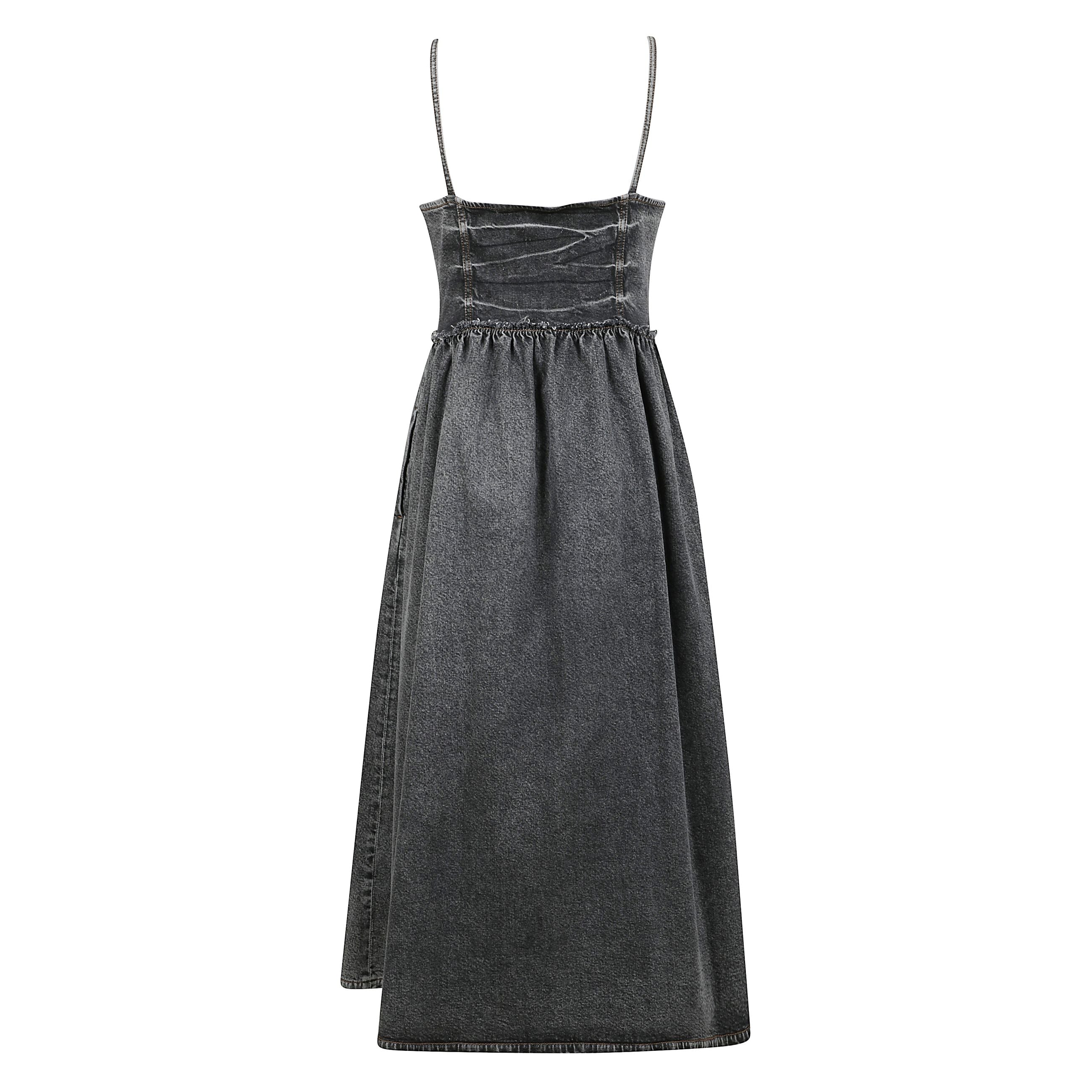 Abito in denim elasticizzato future nero lavato presenta spalline sottili, scollatura dritta, dettagli a balze e gonna svasata.