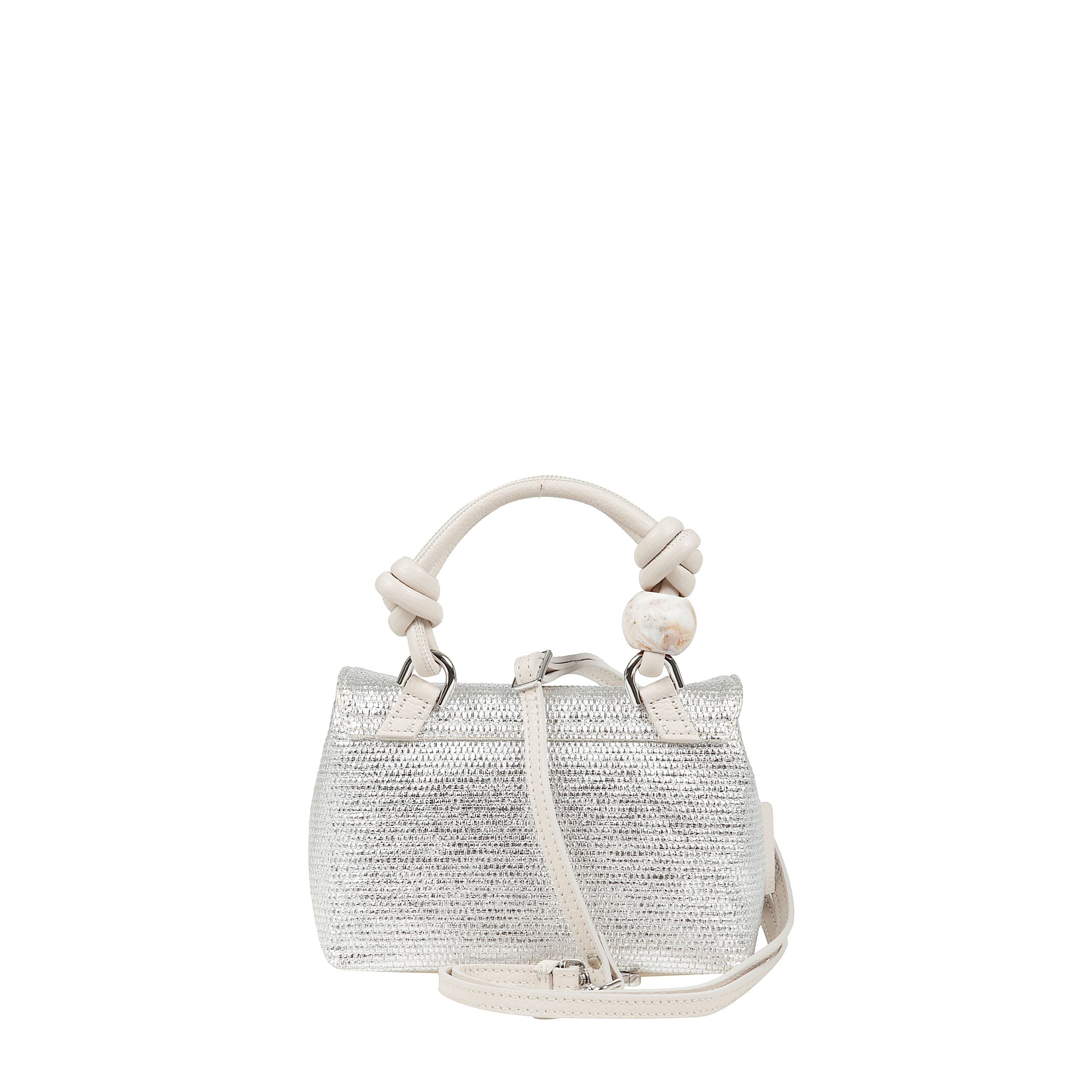 Borsa a mano realizzata in paglia e tessuto con inserti in pelle con un unico scomparto interno, manico superiore intrecciato in pelle e chiusura a doppio girello con patta. presenta inoltre una tracolla regolabile e removibile in pelle