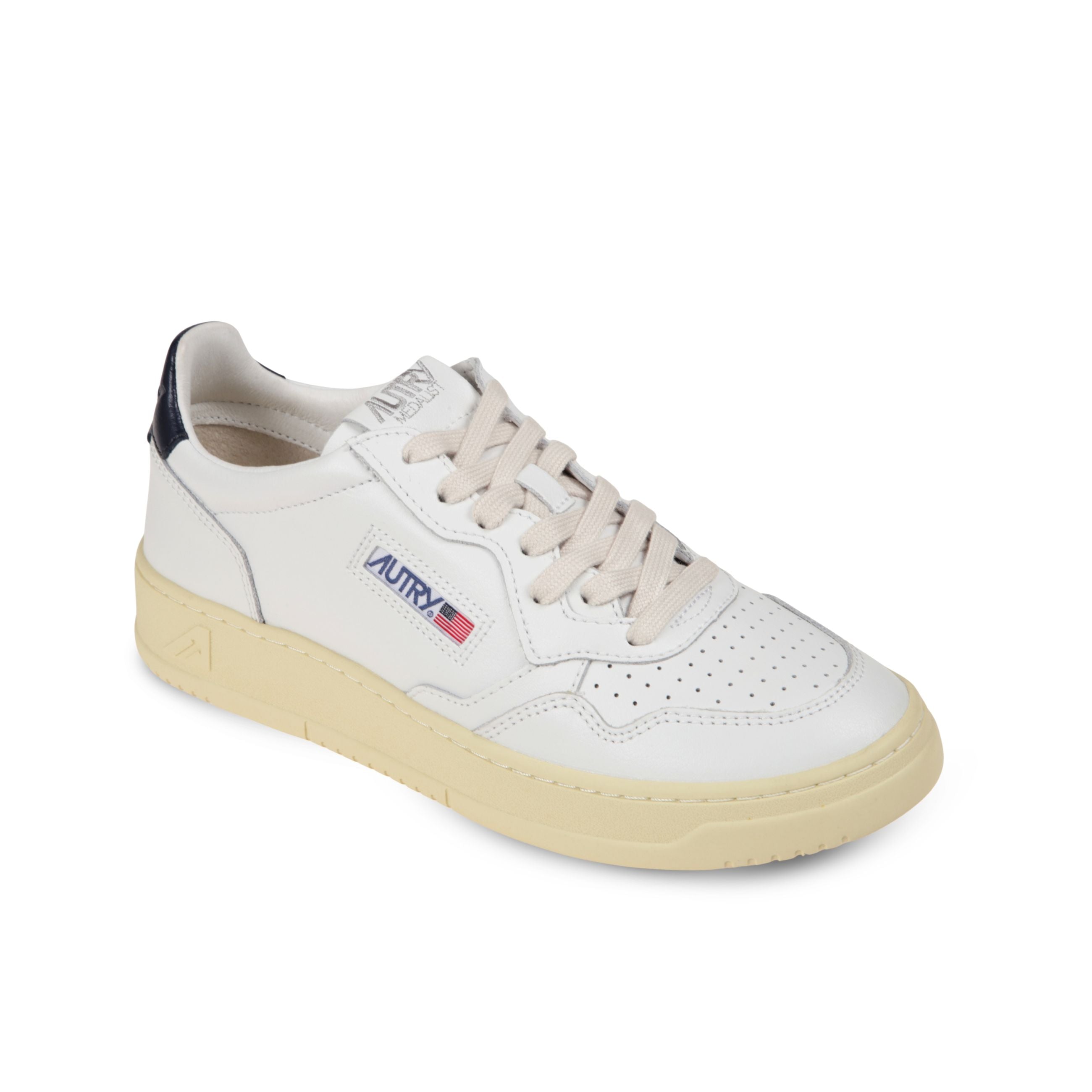 Sneakers autry medalist low. design in pelle con microfori sul davanti. talloncino in pelle a contrasto.