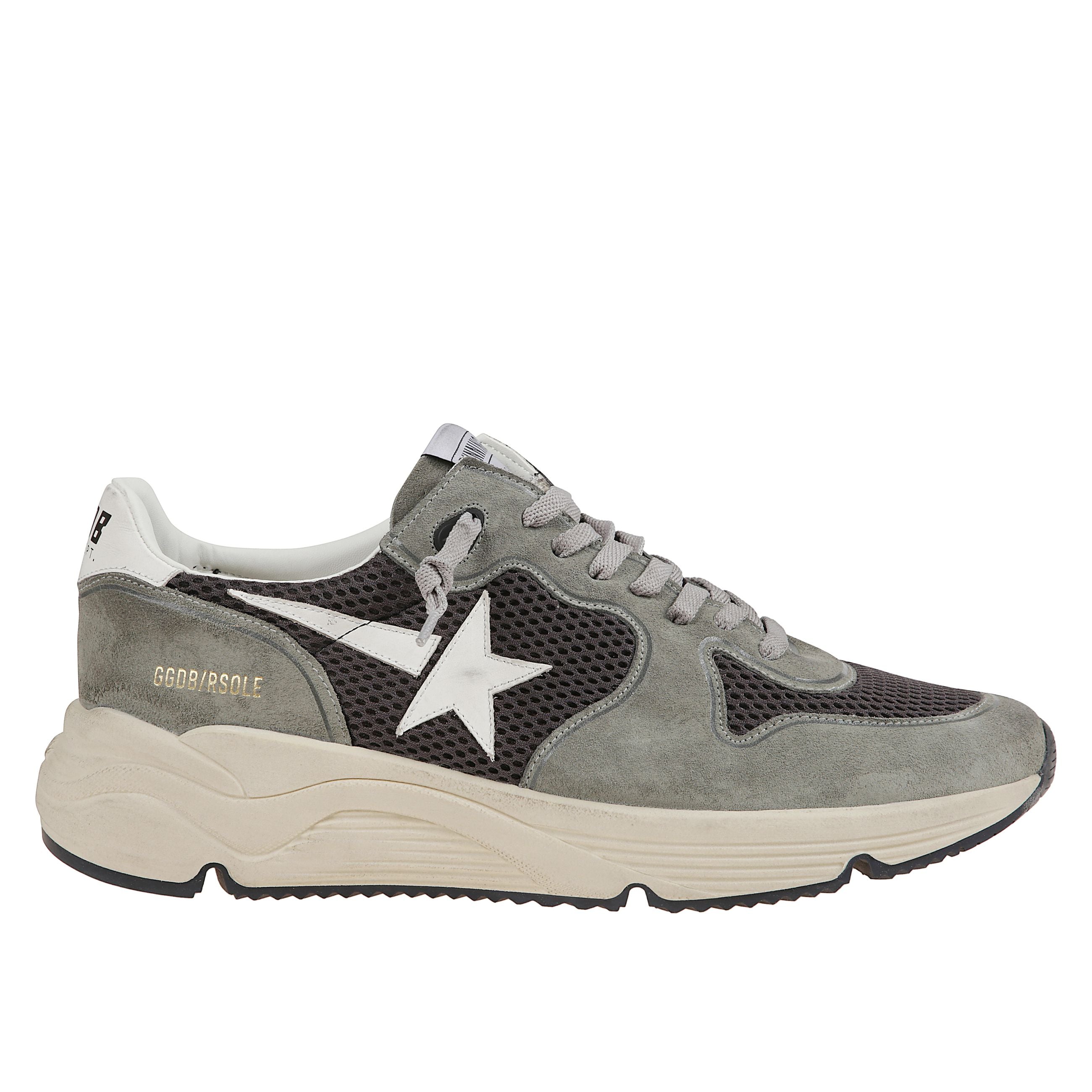 Sneaker golden goose running con tomaia in suede verde. inserti traforati a rete. chiusura frontale con lacci grigi. punta rotonda e suola in gomma.