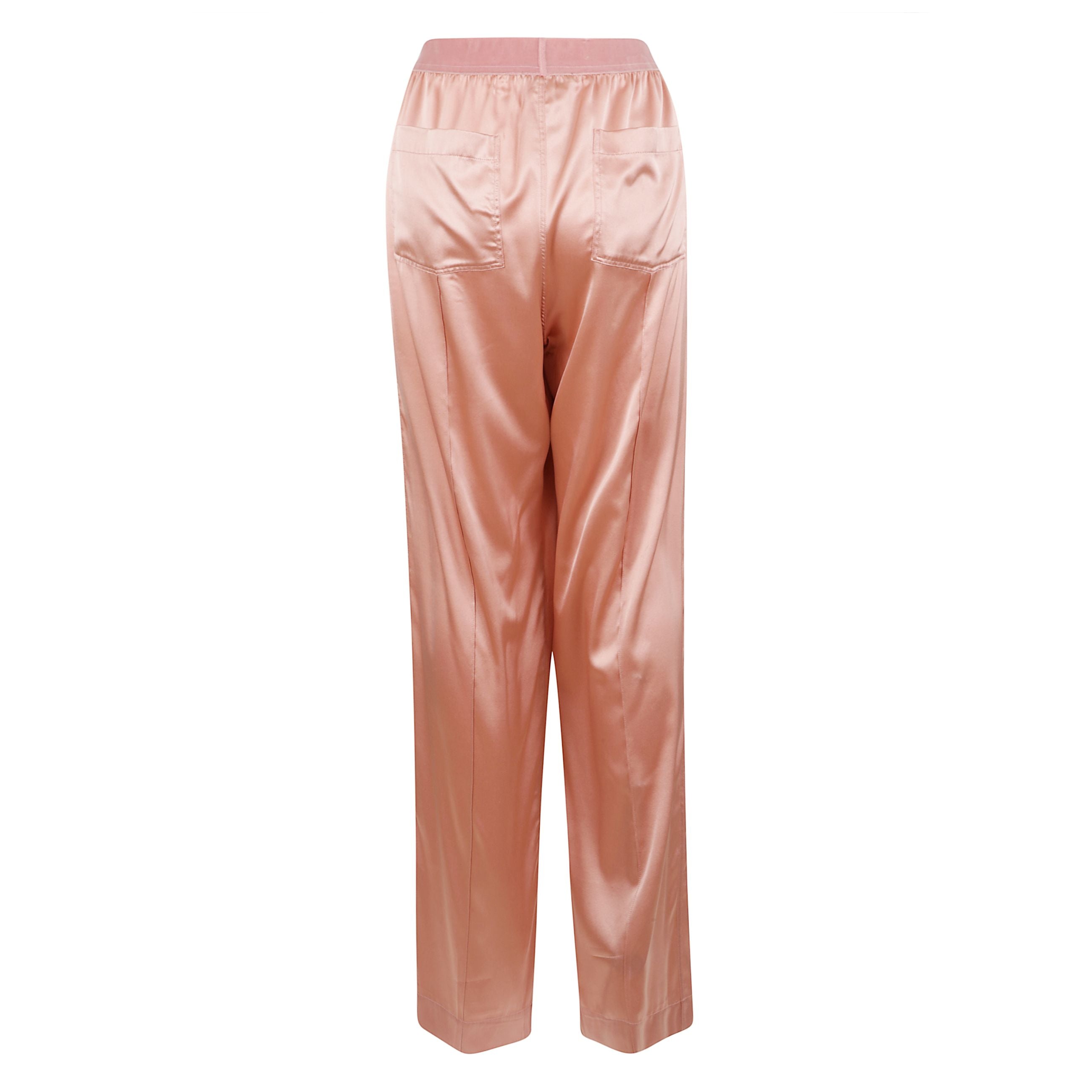 Pantaloni realizzati in pregiata seta stretch satinata. il design fluido è completato da una vita elasticizzata impreziosita dall'iconica etichetta jacquard con logo tom ford al centro. le tasche laterali inclinate, le pieghe cucite sul davanti e le tasc