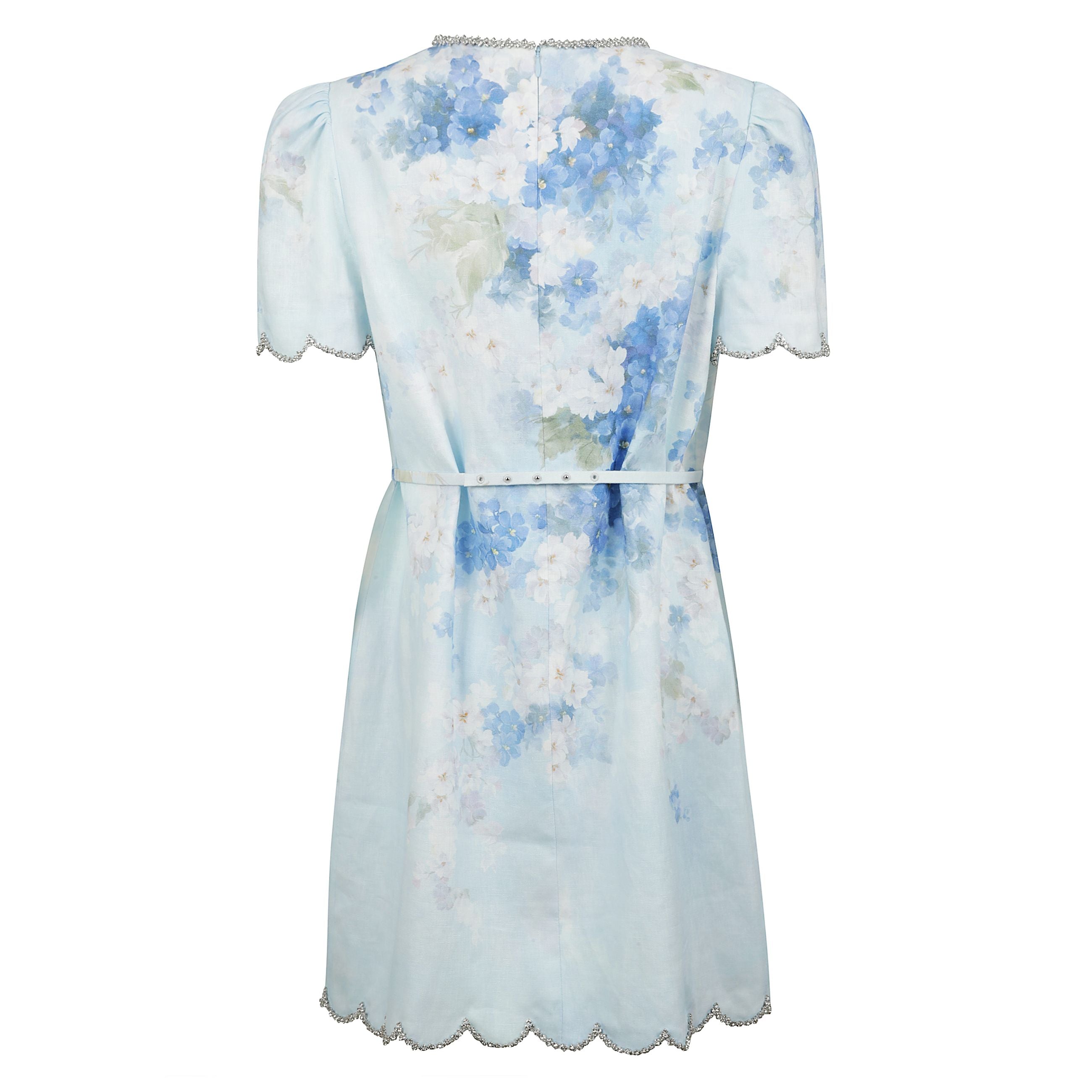 Abito smerlato crush nella tonalità blu floreale della nostra collezione cruise 2025, crush. miniabito in lino stampato e rifiniture smerlate con strass attorno alle maniche e sullâorlo, inserti in tulle sulla spalla e chiusura con cerniera invisibile