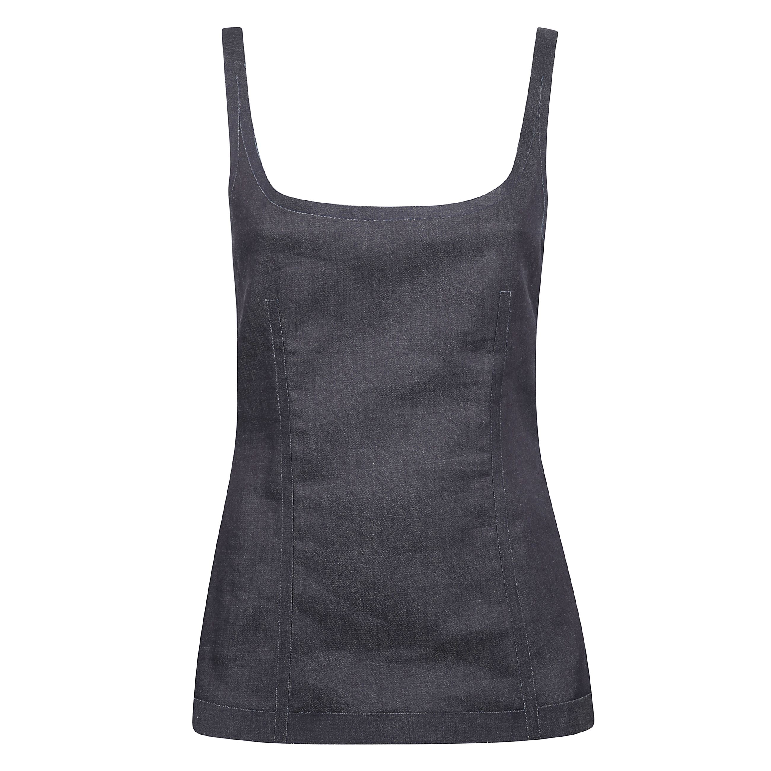 Top aderente senza maniche in denim di cotone stretch accoppiato. il design trompe l'oeil imita le classiche doppie impunture, riprodotte attraverso sovrapposizioni incollate a taglio vivo. scollo ampio davanti e sul retro. ricamo marni symbol cucito a ma