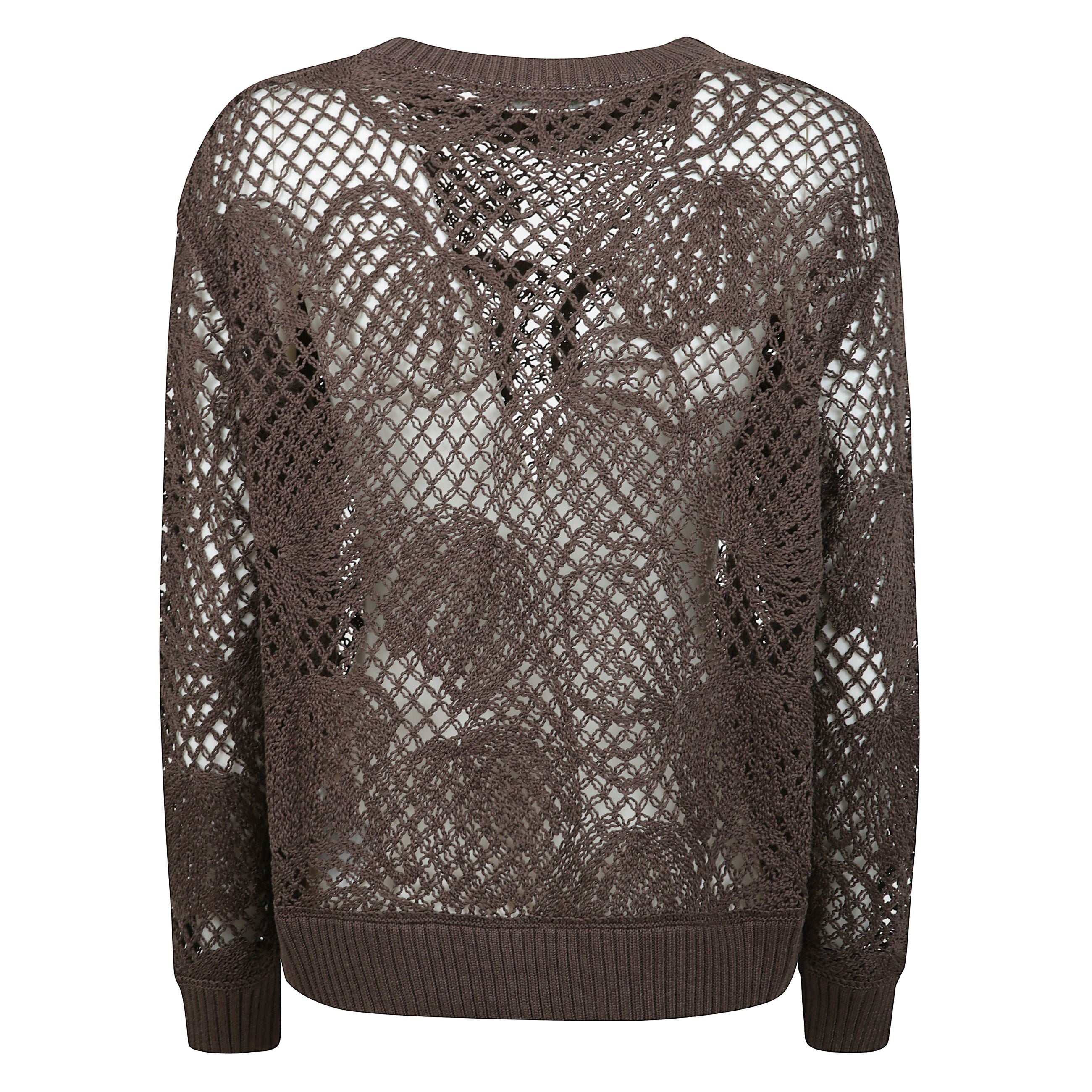 Maglia girocollo in filato di cotone, caratterizzata da una lavorazione a punto rete con ricamo cornely foliage e l'iconico logo 1951 sul davanti. rifinita con maniche lunghe a spalla scesa e bordi a costine.