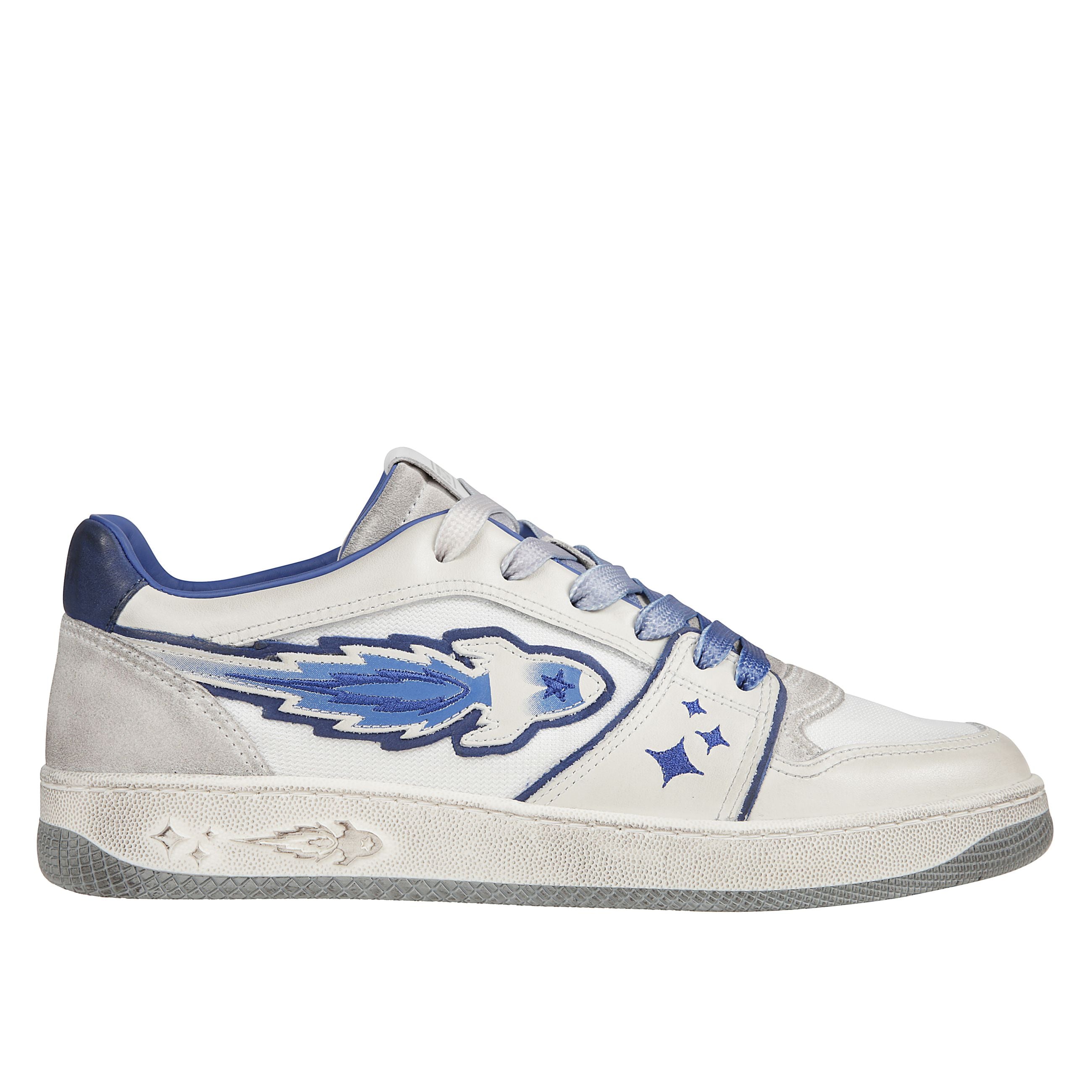 Sneakers con logo ricamato.