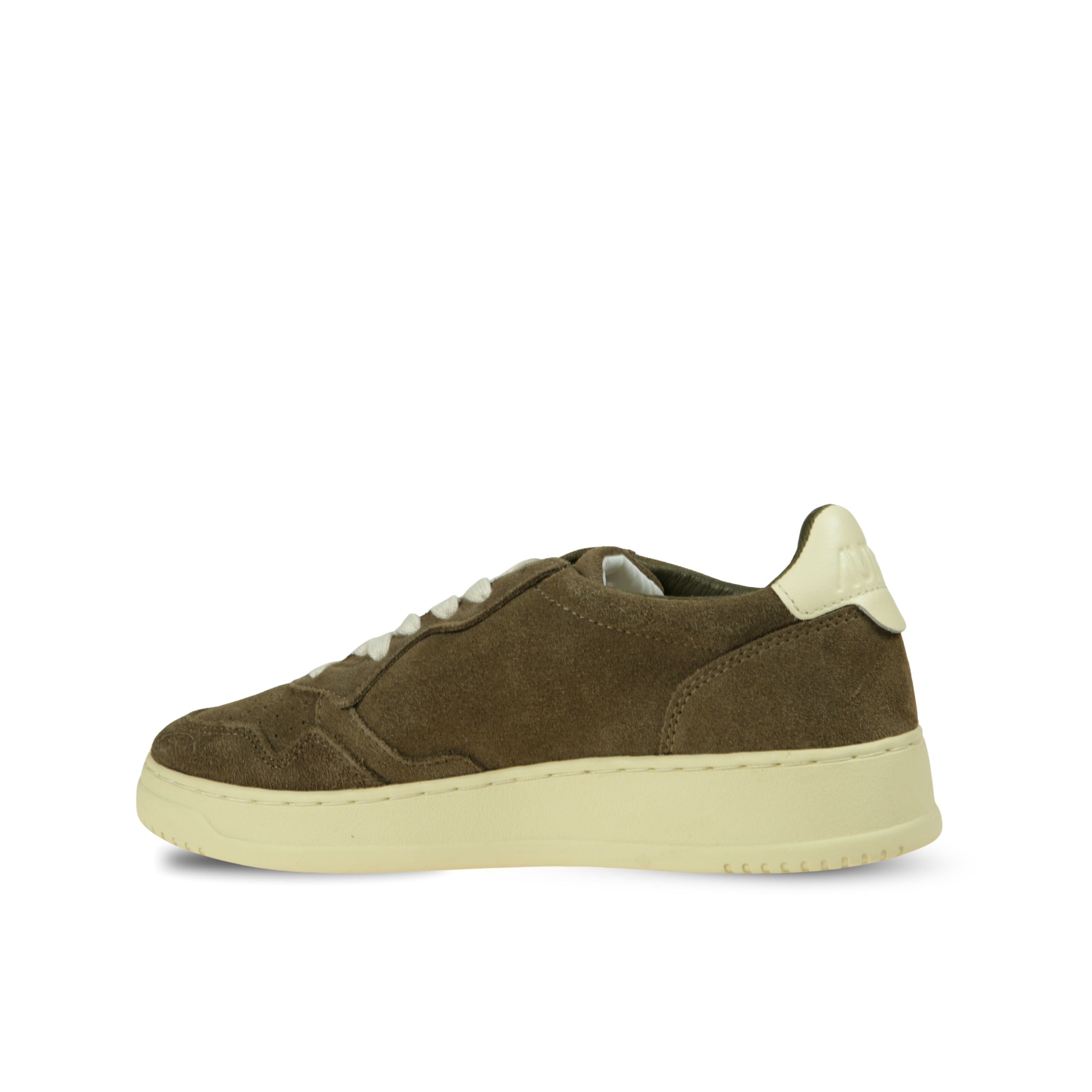 Sneakers autry medalist low. struttura in suede con microfori sul davanti. talloncino in pelle.