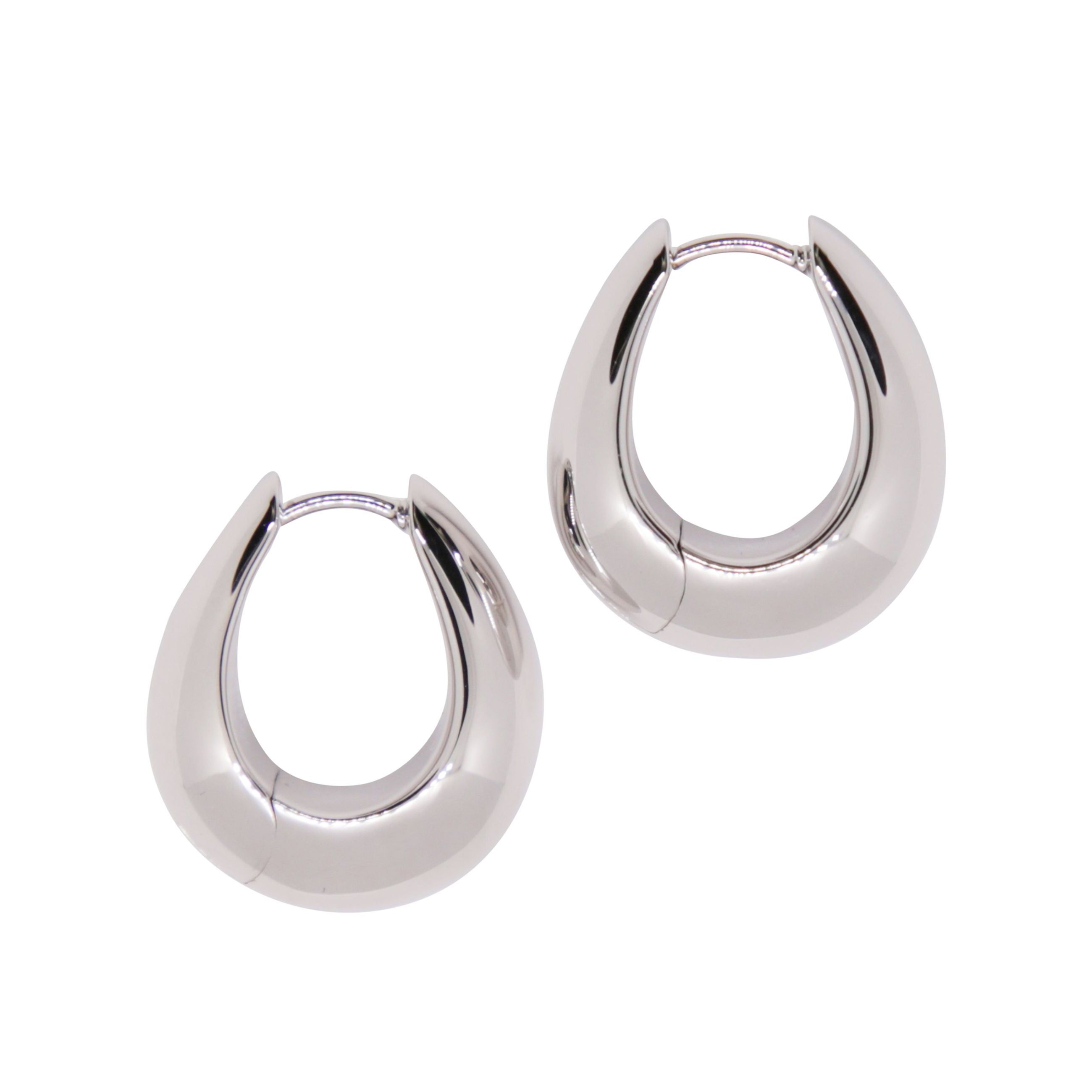 Un paio di orecchini a cerchio audaci e moderni.