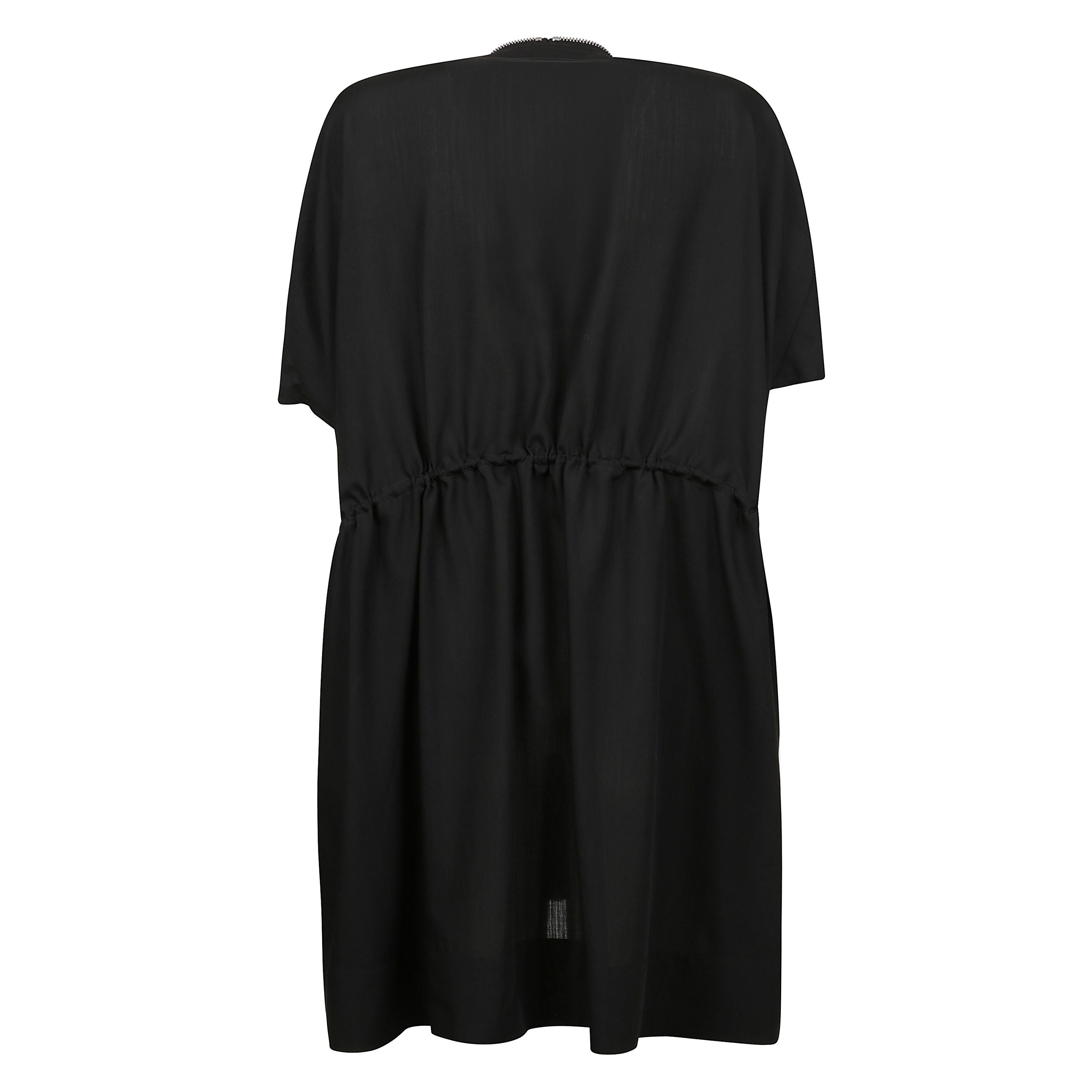 Minimalismo audace e funzionalità raffinata si fondono perfettamente in questo abito nero firmato rick owens.
caratterizzato da una silhouette rilassata ma strutturata, questo capo si distingue per la zip a tutta lunghezza sul davanti e la coulisse regol