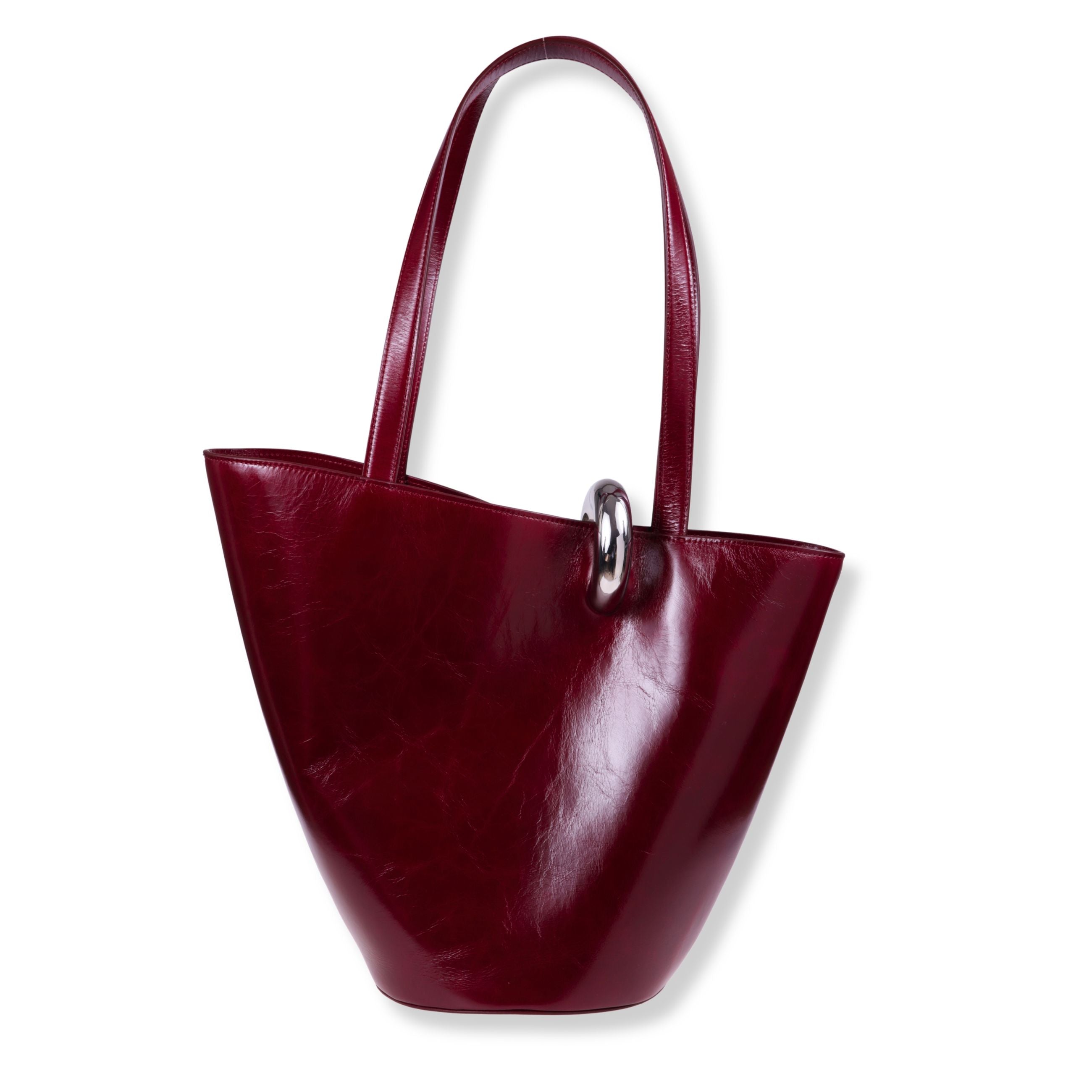 Le bambola moyen jacquemus. design in pelle effetto lucido con forma asimmetrica a secchiello. doppi manici superiori. chiusura superiore con un anello in metallo argentato.