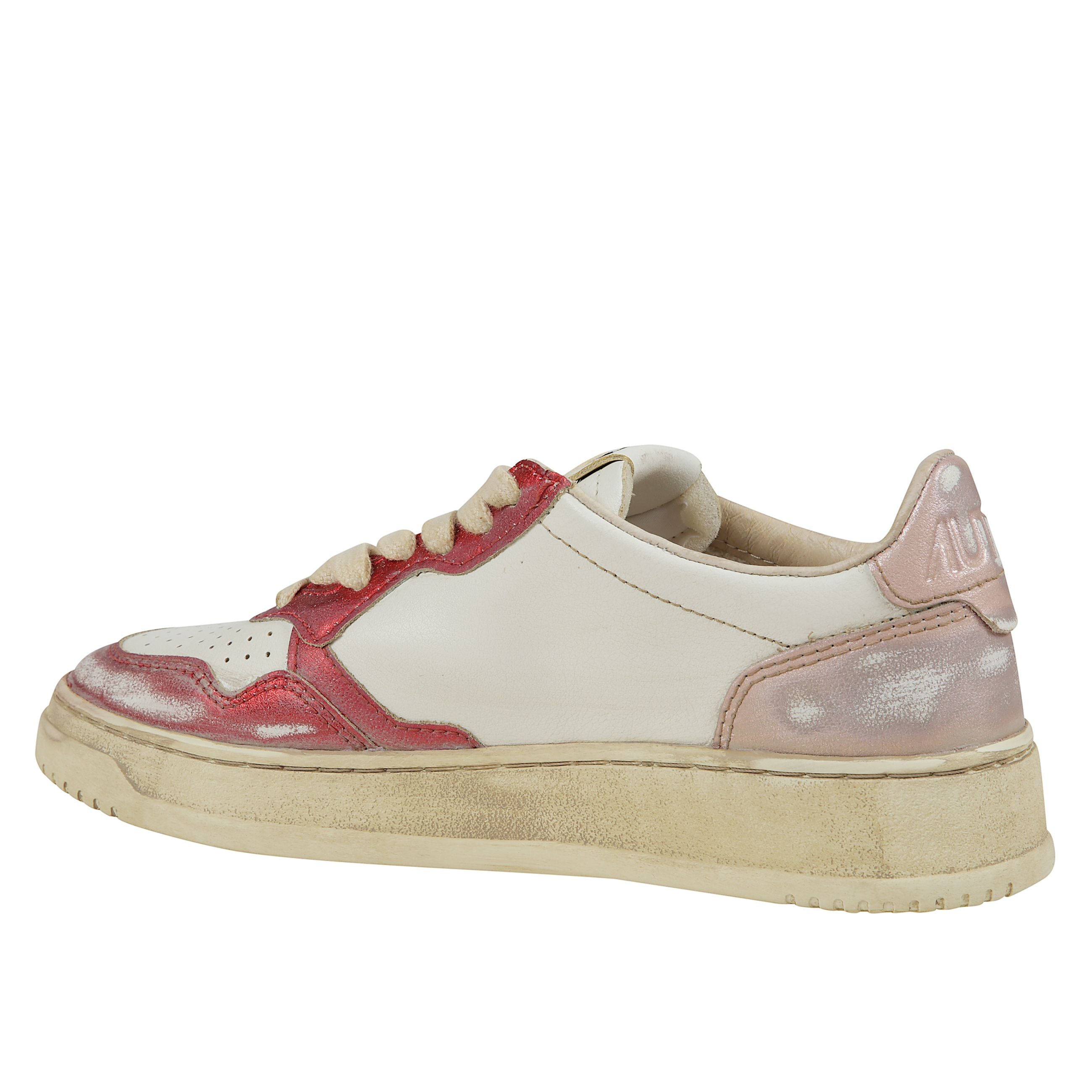 La sneakers medalist super vintage è realizzata in pelle morbida dal look vissuto che combina pelle bianca e tonalità rosso e rosa metallizzati. l'inserto laterale cattura l'attenzione sul caratteristico logo autry. il trattamento esclusivo utilizzato p