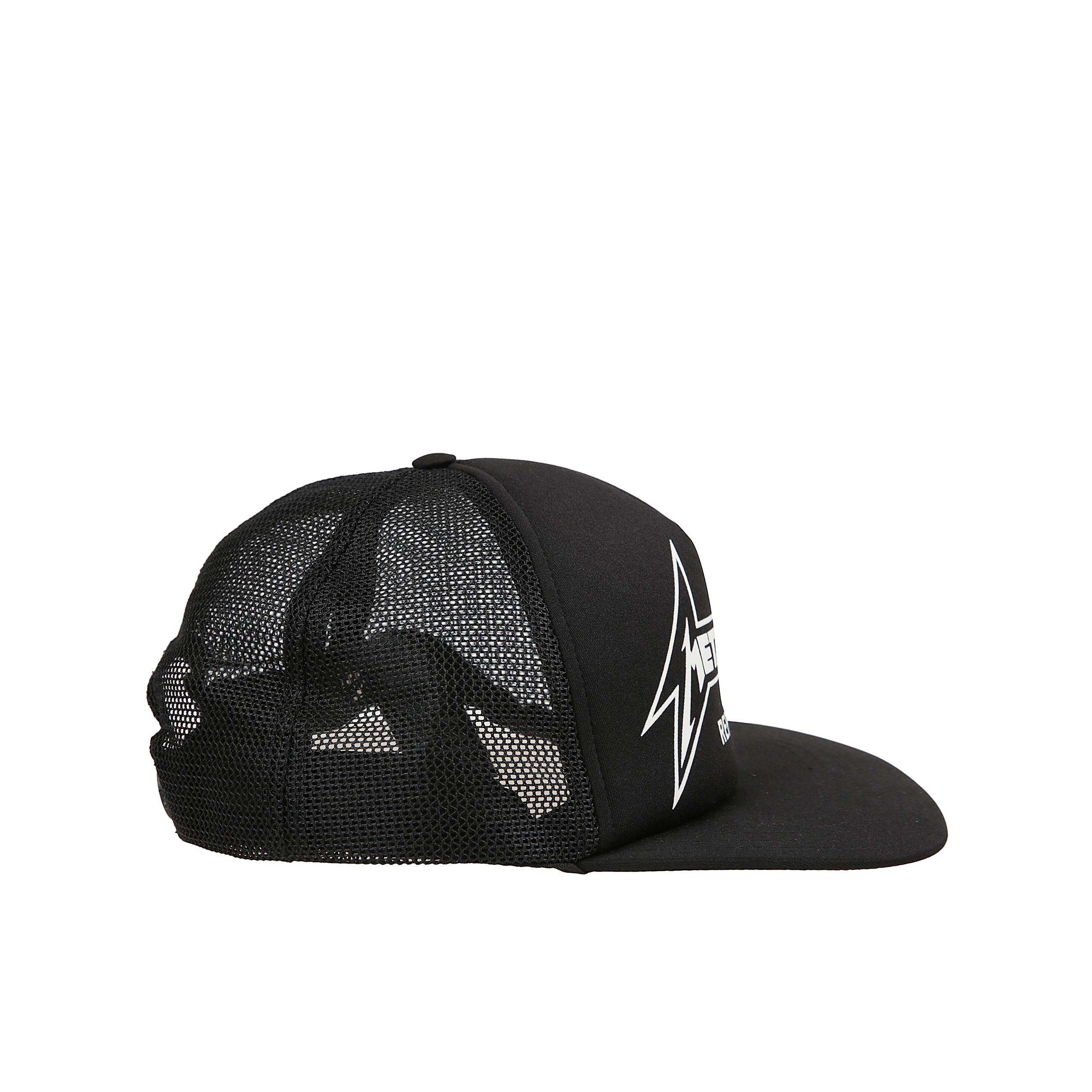 Metallica cap in black, un classico trucker cap stile con costruzione in neoprene e mesh indietro. presenta un logo metallica serigrafato sul davanti e regolatore snapback sul retro.