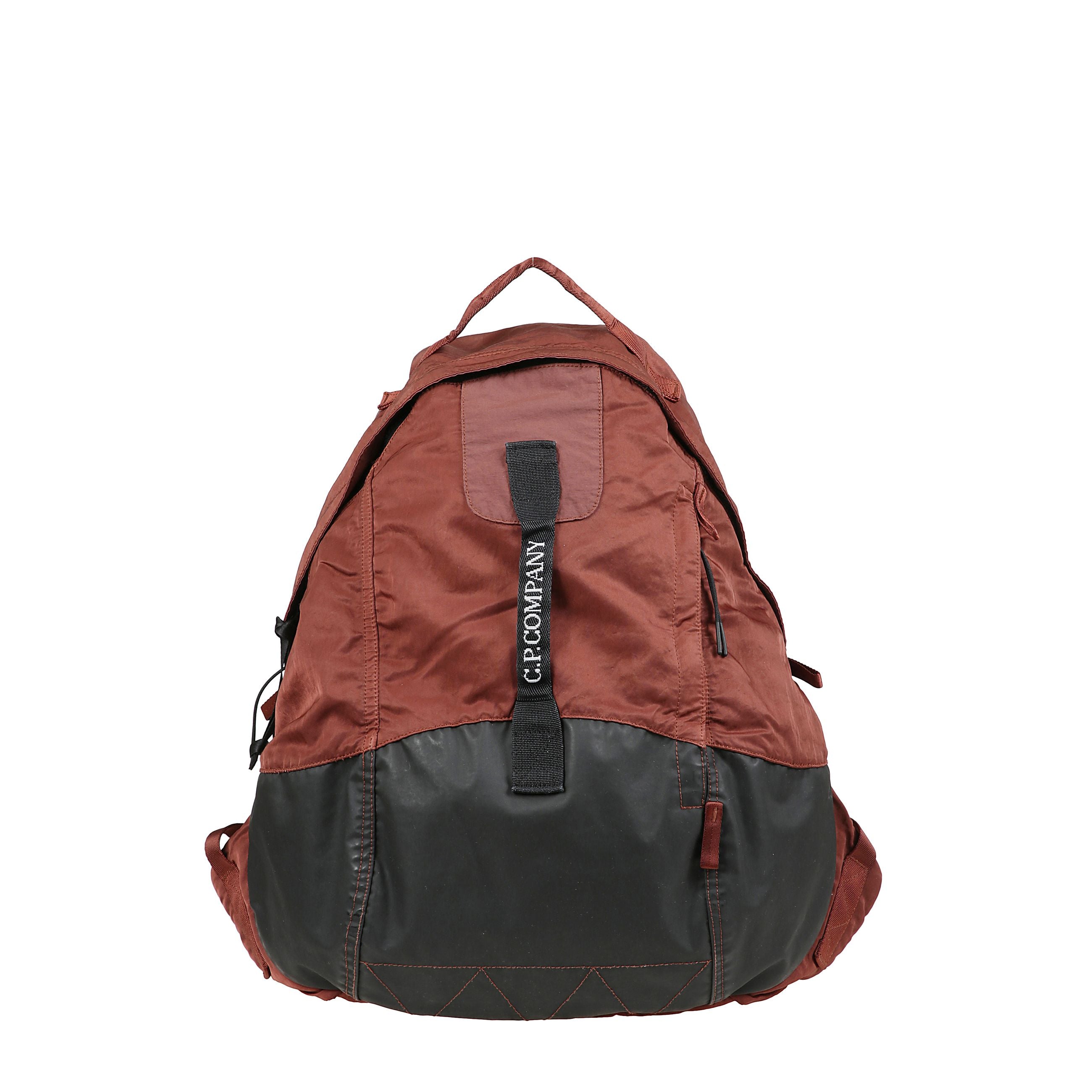 Zaino nylon con chiusura con zip a giro, manico superiore, due spallacci regolabili imbottiti e
tasca interna per laptop