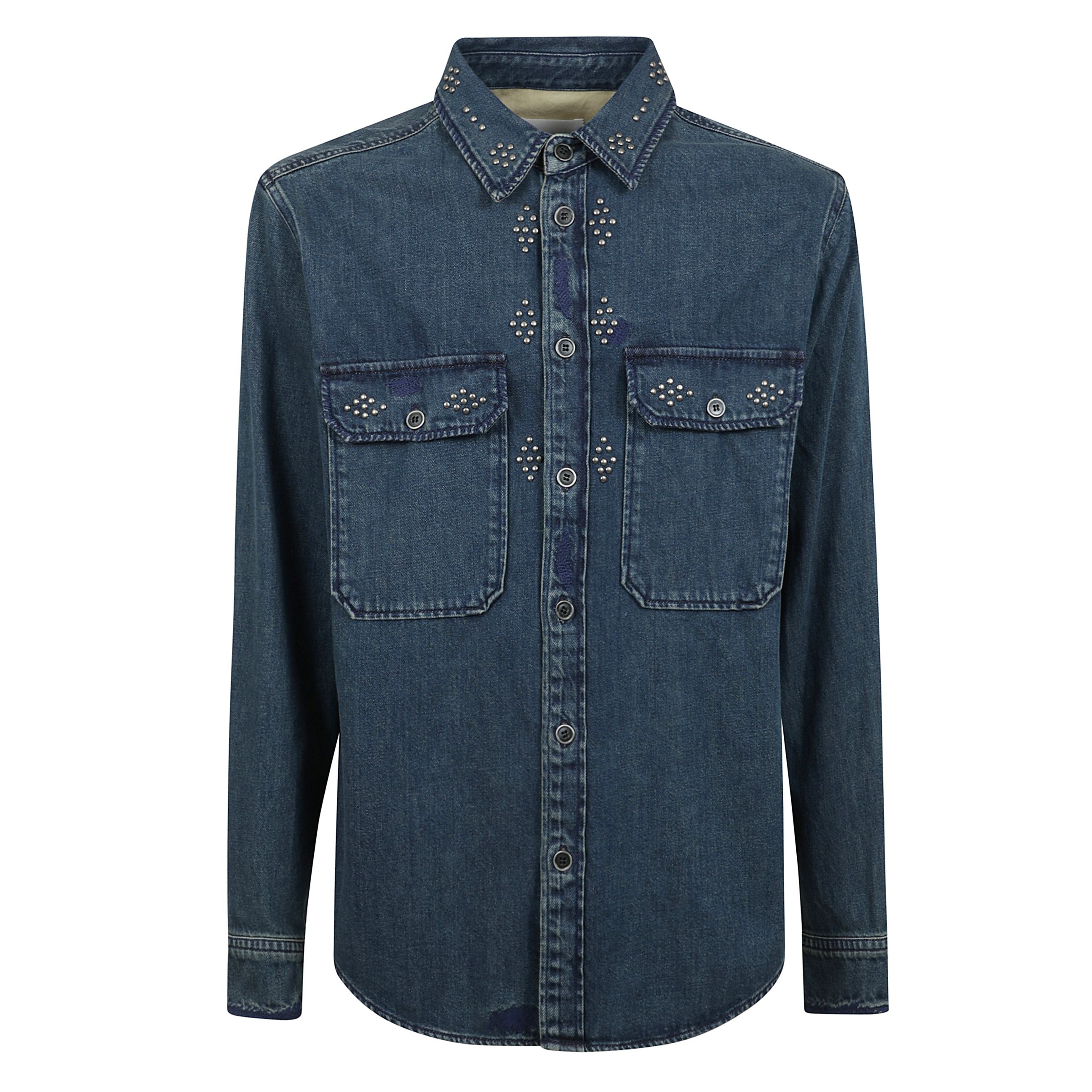 Camicia osco con chiusura frontale con bottoni,
due tasche con patta sul petto, decorazione con borchie
e motivo con ricamo