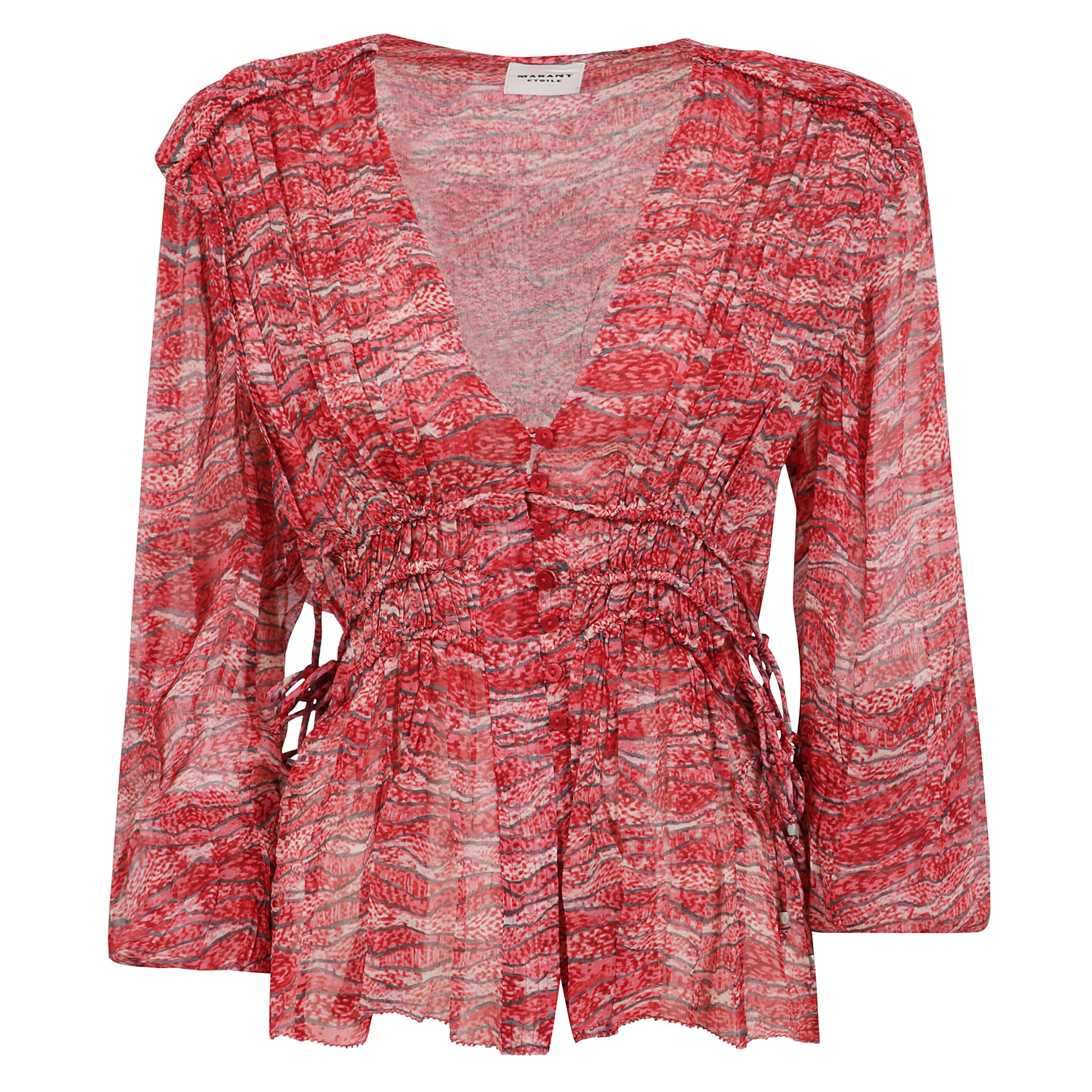 Top axeline rosso, finitura in rilievo, chiusura frontale con abbottonatura, stampa a zig zag, scollo a v, dettaglio con ruches, maniche bishop, vita con coulisse, orlo dritto