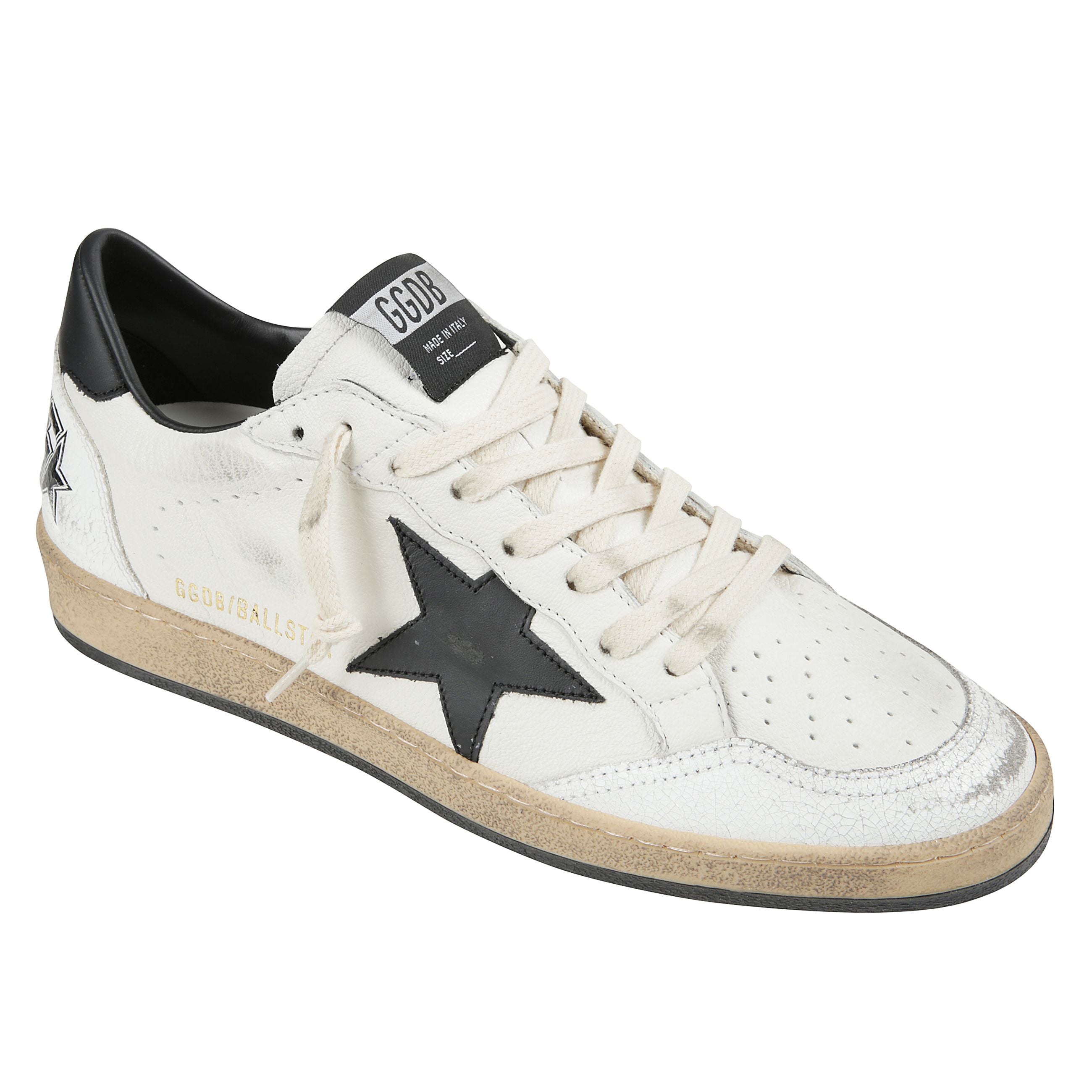 Sneakers in pelle bianca. chiusura con lacci e punta tonda. stella nera laterale. talloncino in pelle nera. effetto vintage. suola in gomma.