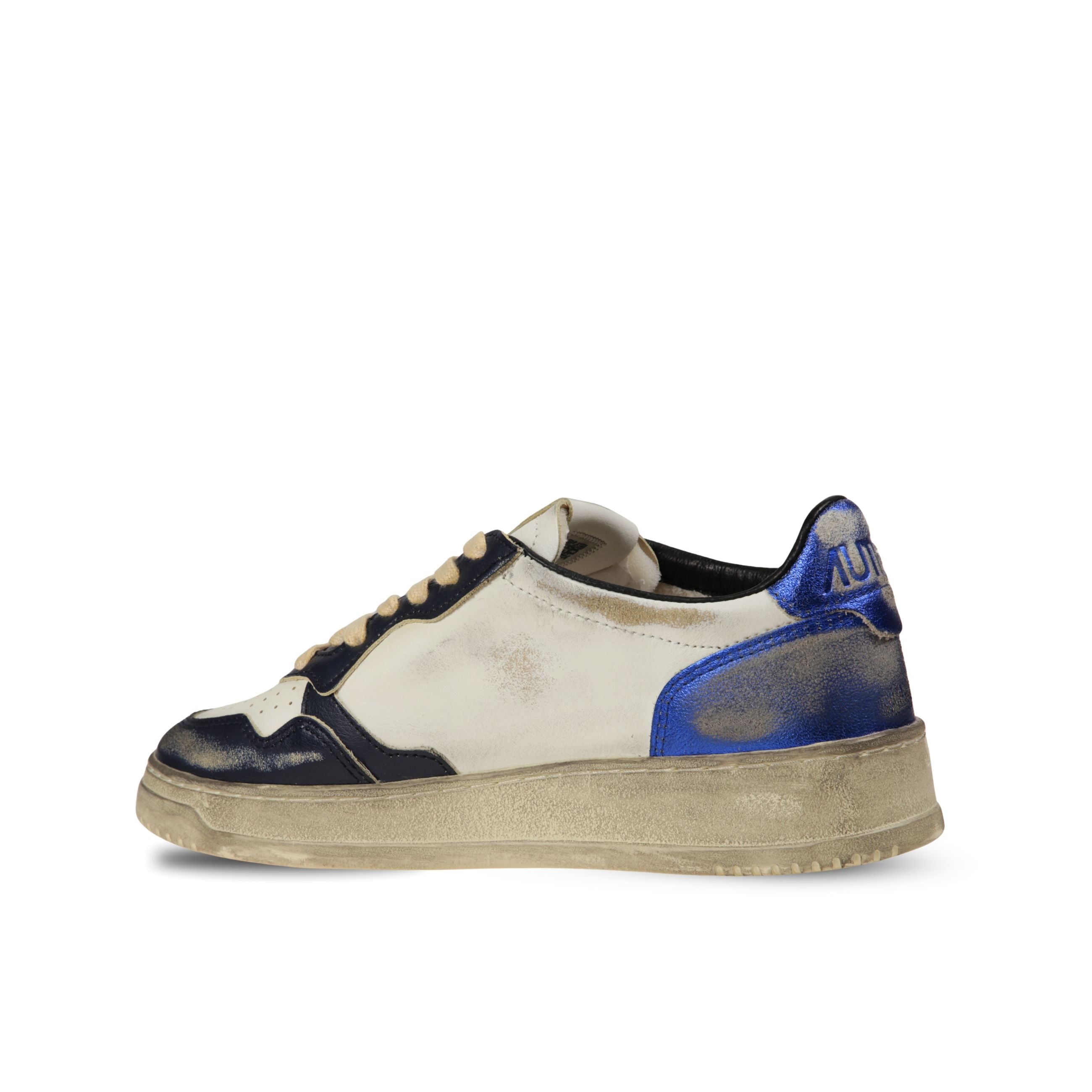 Sneakers autry medalist low super. struttura in pelle effetto vintage con inserti in pelle color blu ed azzurro. talloncino coordinato con il tallone.