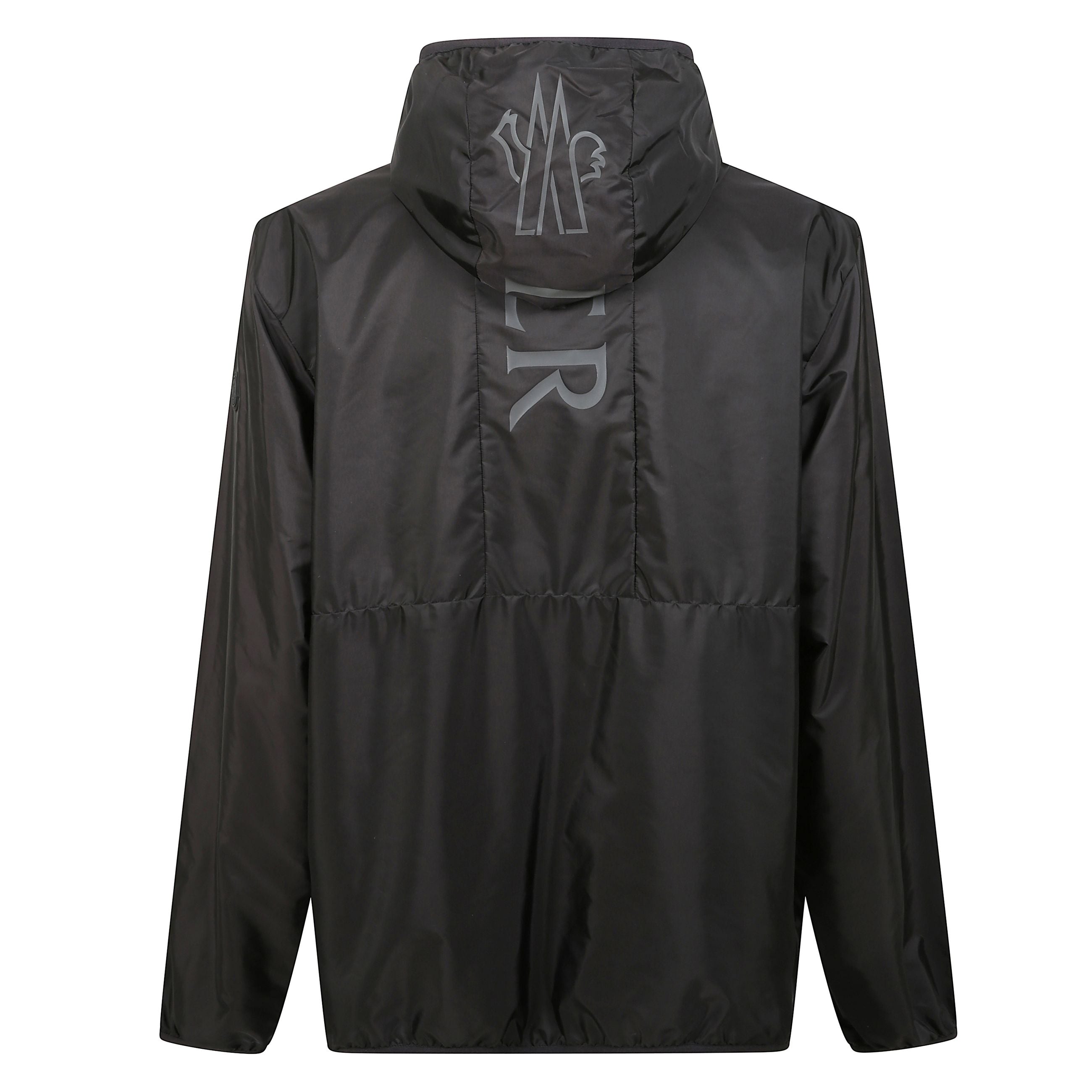 Moncler granier giacca in poliammide nero. tessuto tecnico nero, cappuccio, finiture in tessuto elastico, chiusura frontale con zip a due vie, due tasche anteriori con zip, maniche lunghe, logo stampato sul retro, polsini e fondo elasticizzati.