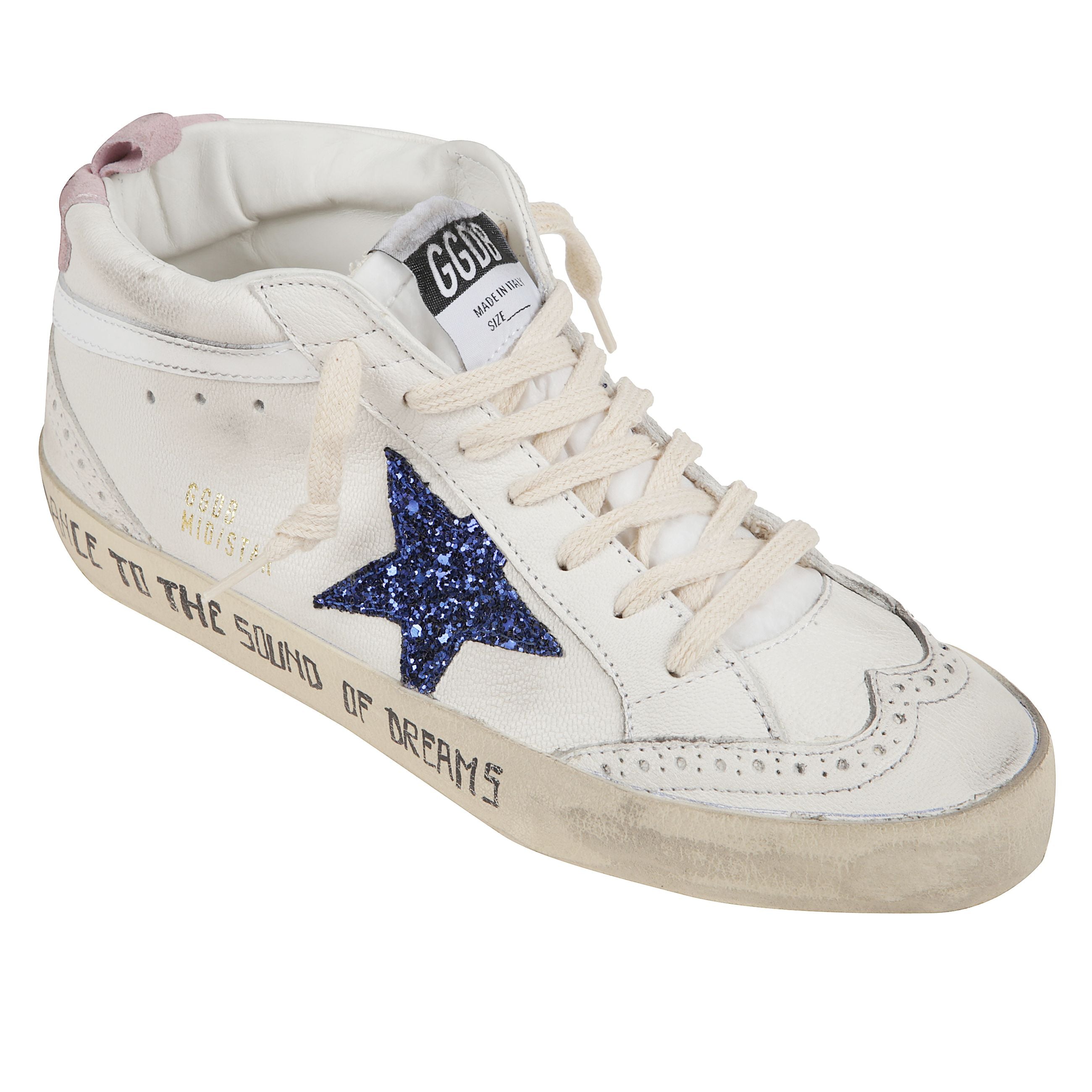 Sneakers mid star di golden goose in nappa bianca con stella glitter blu, inserti in pelle lucida bianca e talloncino in suede rosa. dettagli traforati, scritta nera sul battistrada e lacci crema. finitura vintage. suola in gomma. fatto a mano in italia.
