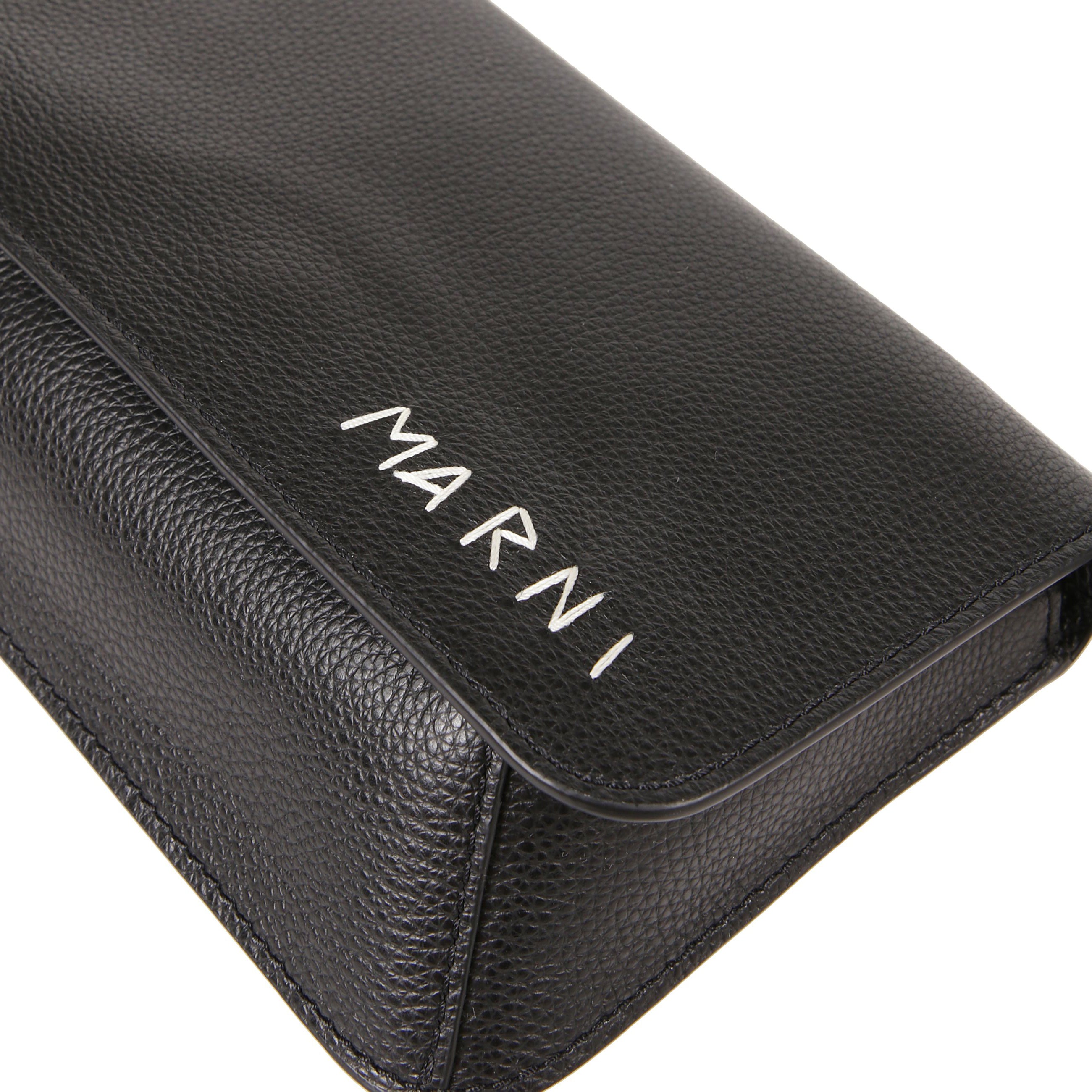 Borsa a tracolla in pelle martellata. chiusura con patta frontale. tracolla regolabile. firma marni stampata sul fronte.