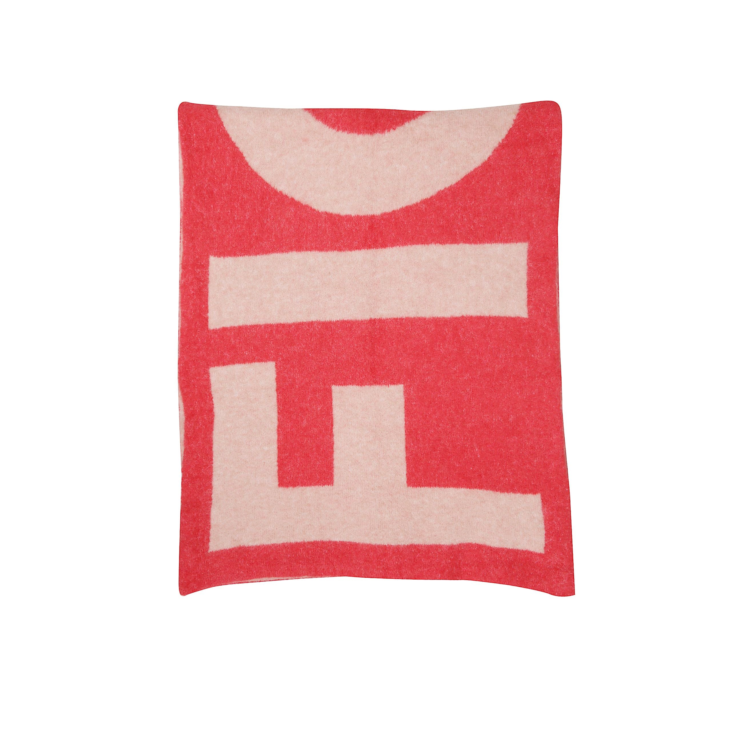 Sciarpa in tessuto stretch a maglia spessa con colorazioni rosse e bianche e scritta con firma fiorucci a contrasto su entrambi i lati.