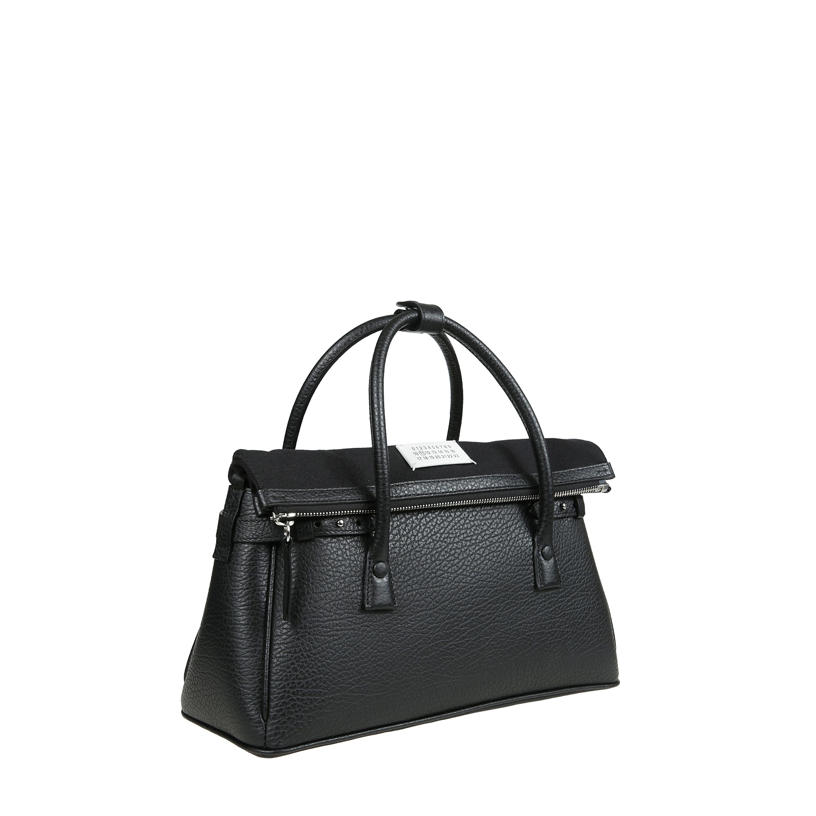 Borsa in pelle effetto granulato con chiusura superiore a soffietto in tela con zip metallica. doppi manici superiori. etichetta cucita con logo numerico maison margiela.