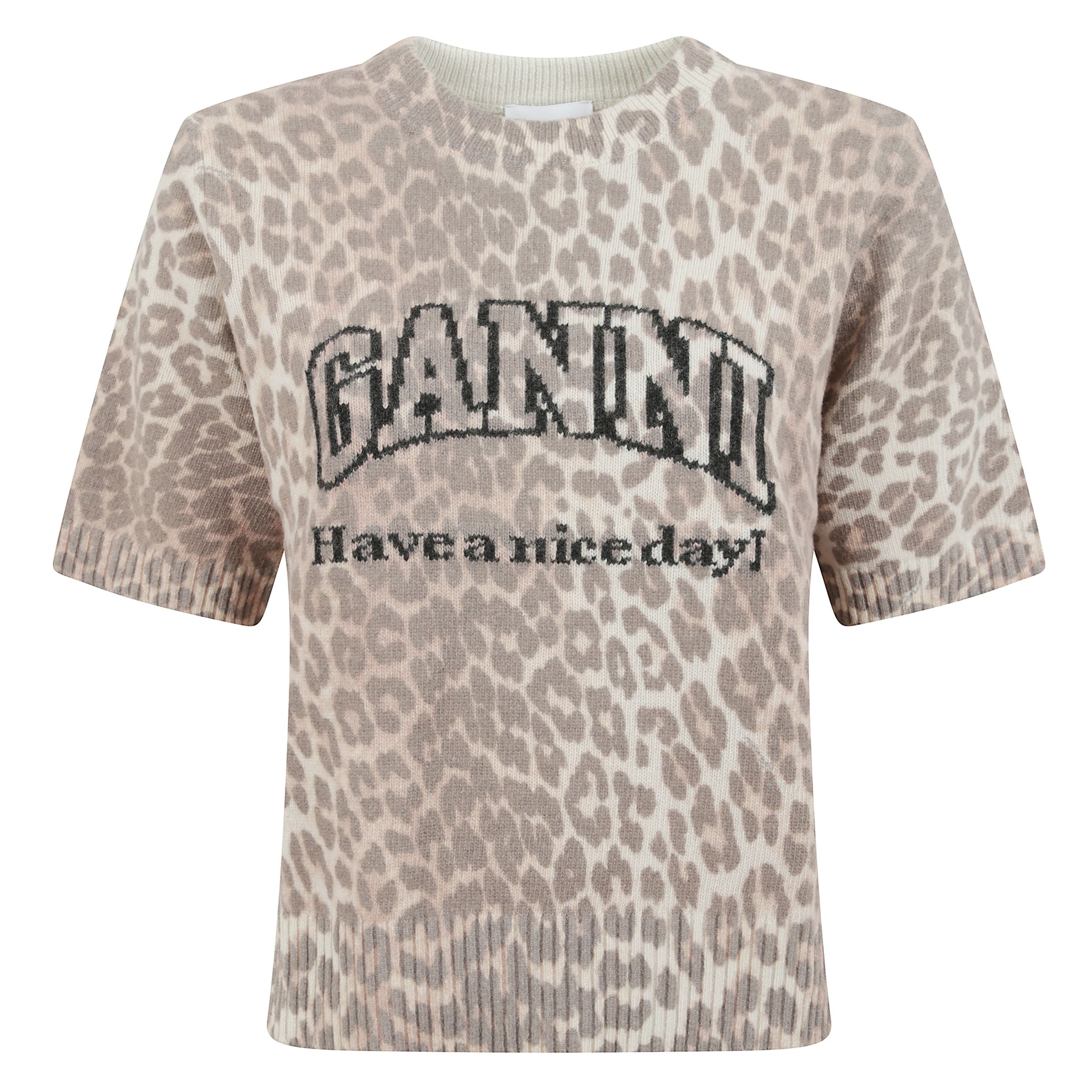 Maglia a maniche corte in misto lana. stampa all-over con motivo leopardato e firma ganni sul petto. orli a coste.