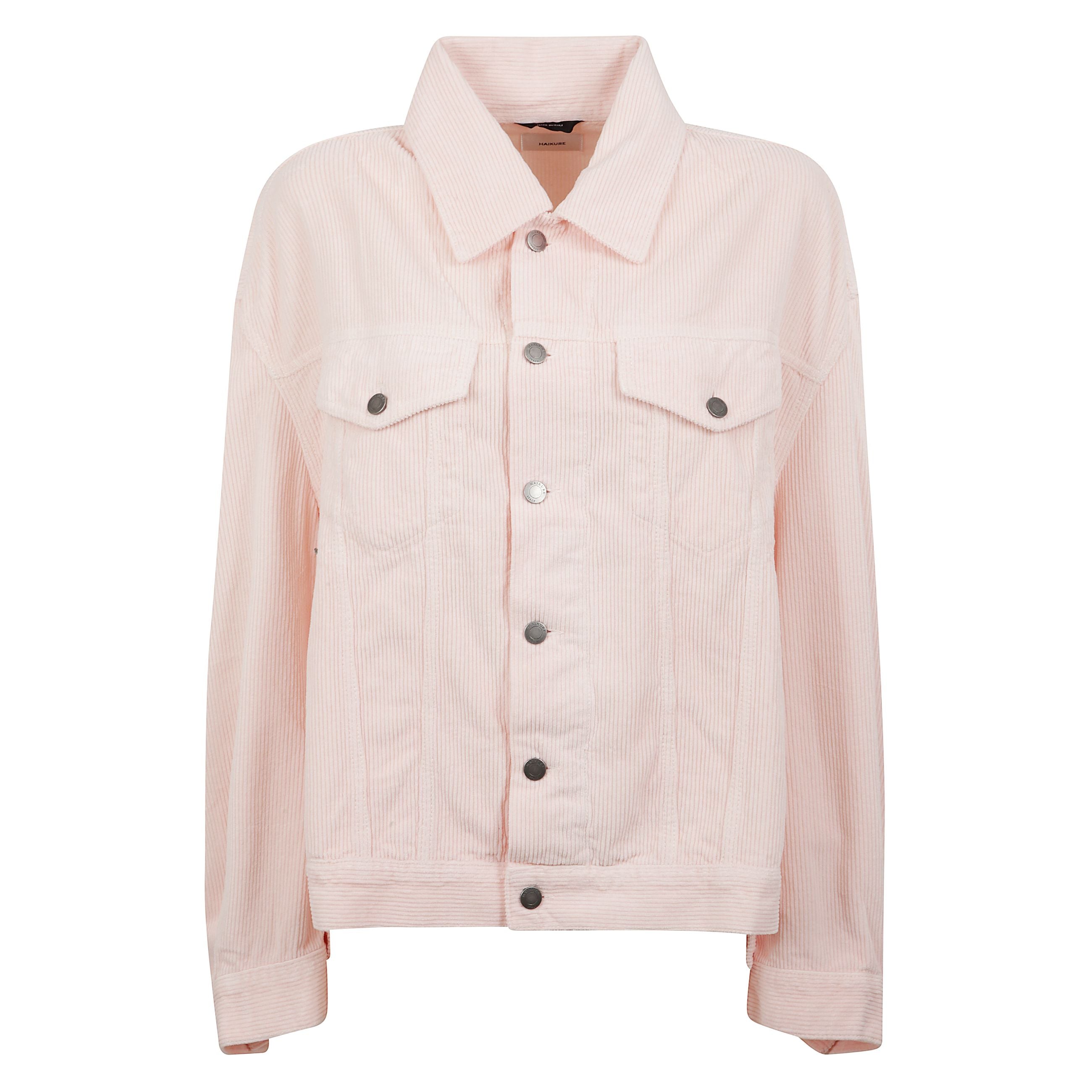 Giacca in velluto a costine sottili dal taglio oversize. cuciture frontali e chiusura con bottoni. collo classico. maniche lunghe con polsini abbottonati. tasche applicate sul petto con patta e bottone. orlo regolabile.