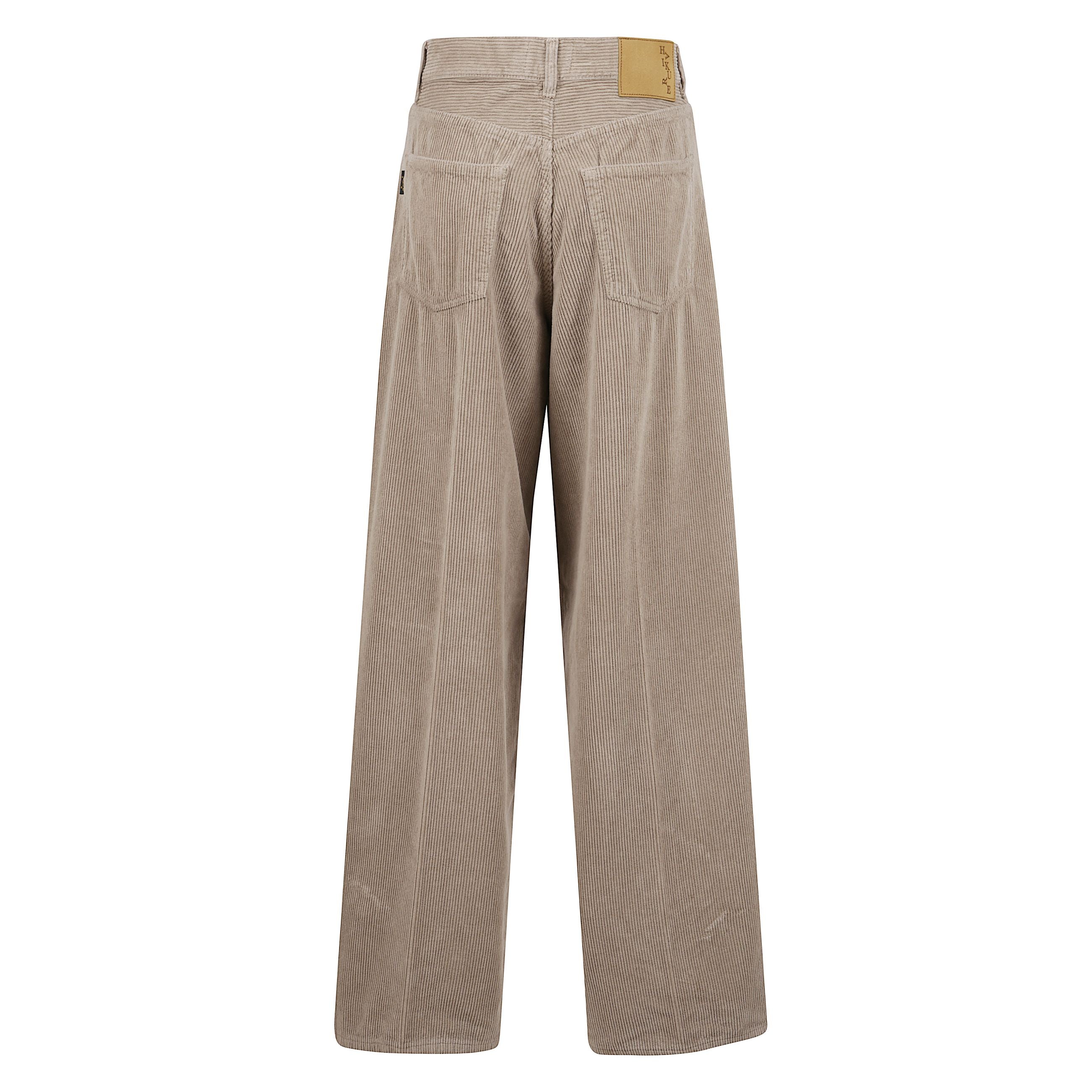 Pantaloni in velluto a costine sottili. vita alta. costruzione a cinque tasche e chiusura con bottone e zip.