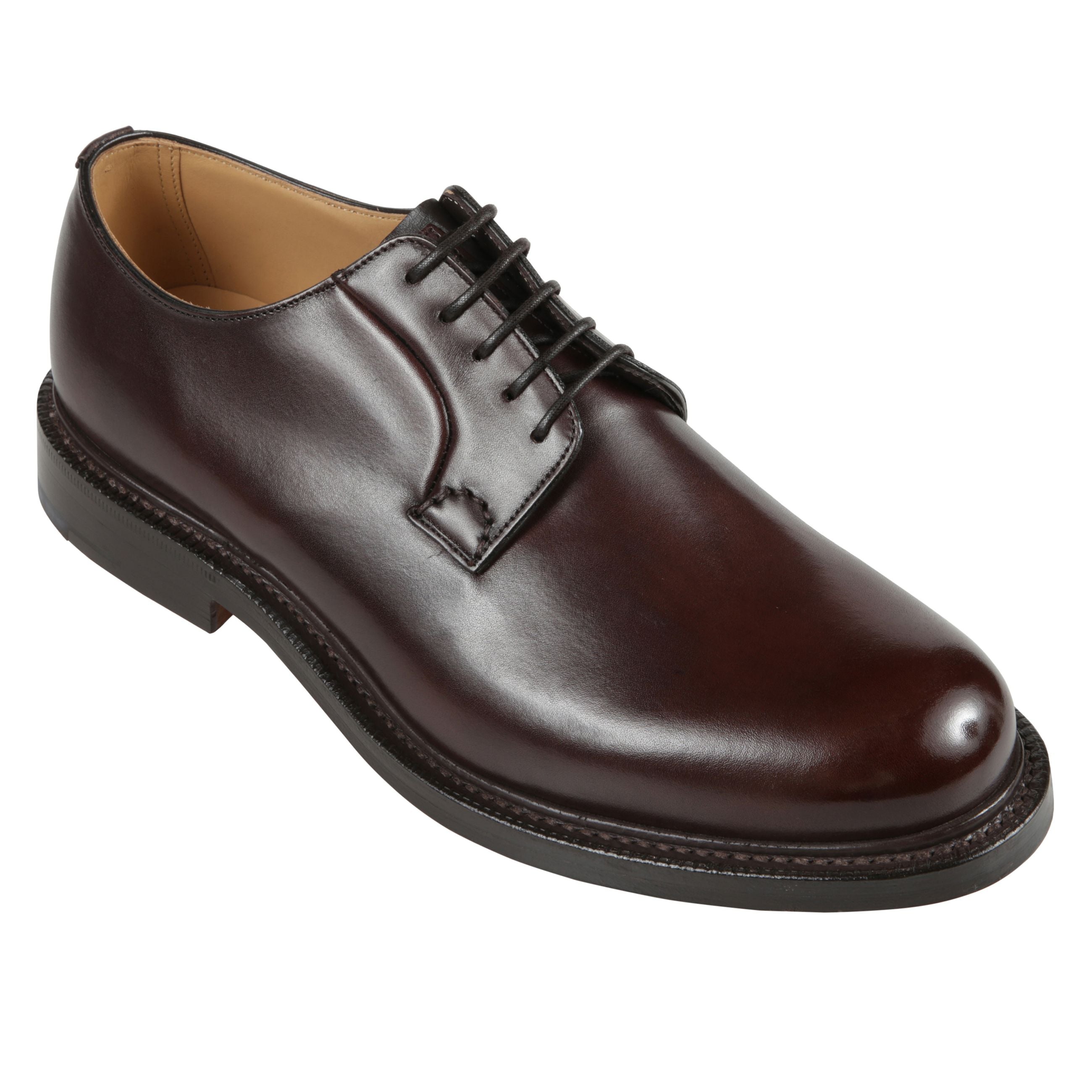 Derby blucher stringata con cuciture a mano sul sottocchiello con finitura spazzolata lucida.
linguetta nappa a soffietto e lacci di pelle.