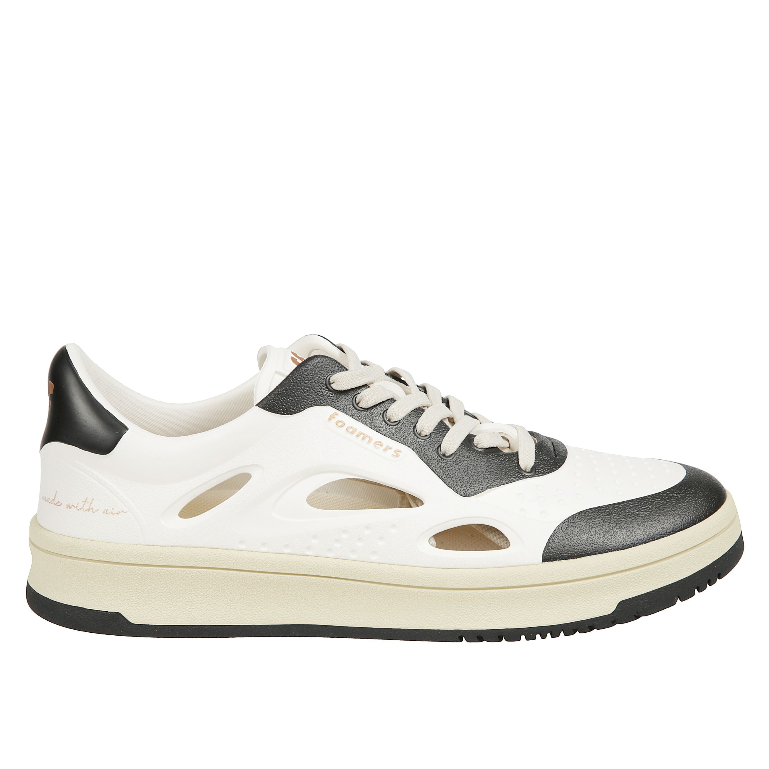 Sneaker s5foam01/ eva presentano la tomaia in pelle, la suola in gomma e il logo del brand sulla linguetta sulla parte laterale e sul tallone.