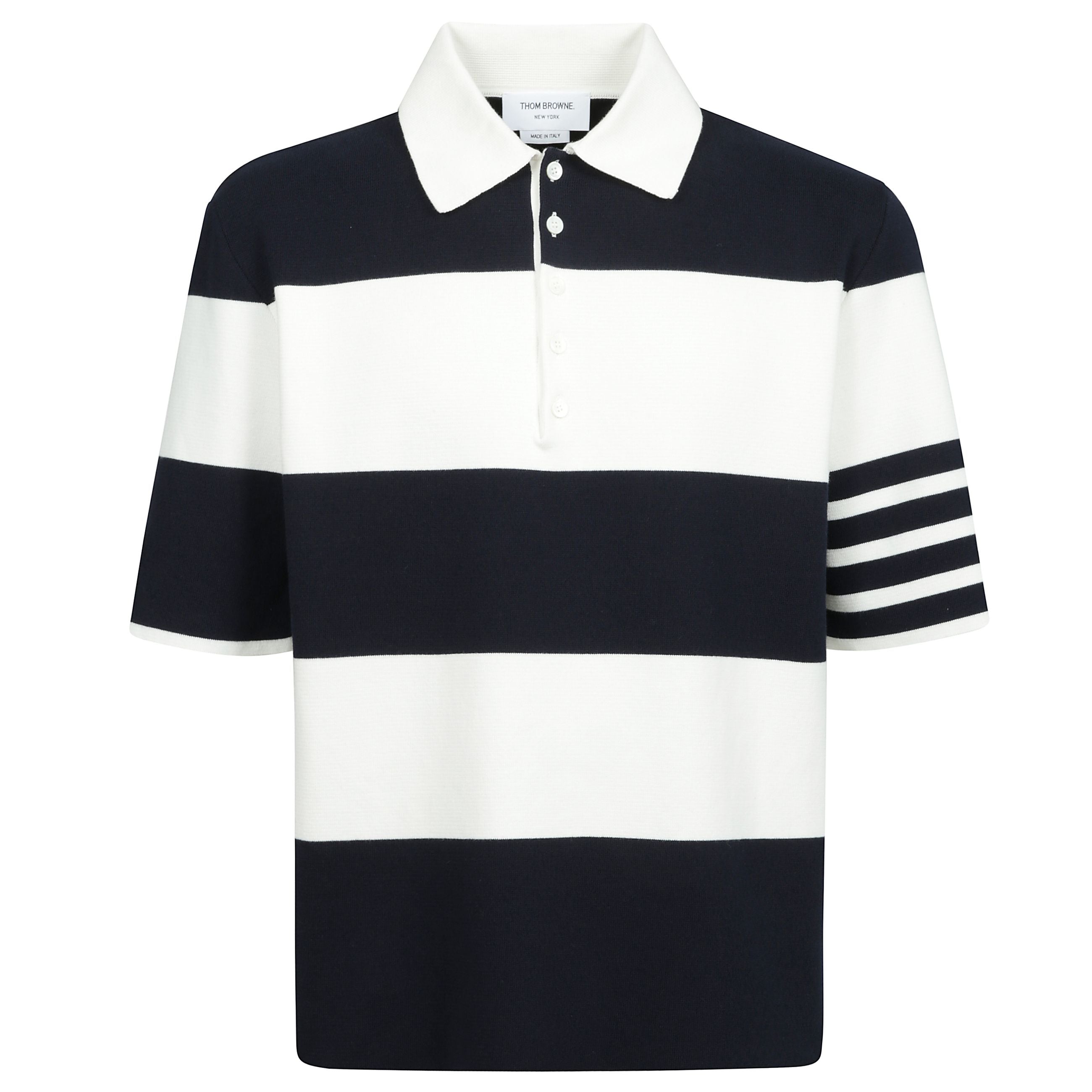 La maglia polo milano in cotone di thom browne è un capo dallo stile elegante e distintivo. presenta un colletto classico e una chiusura frontale con bottoncini, mentre gli spacchi laterali aggiungono un tocco di dinamismo al design. la fantasia a righe