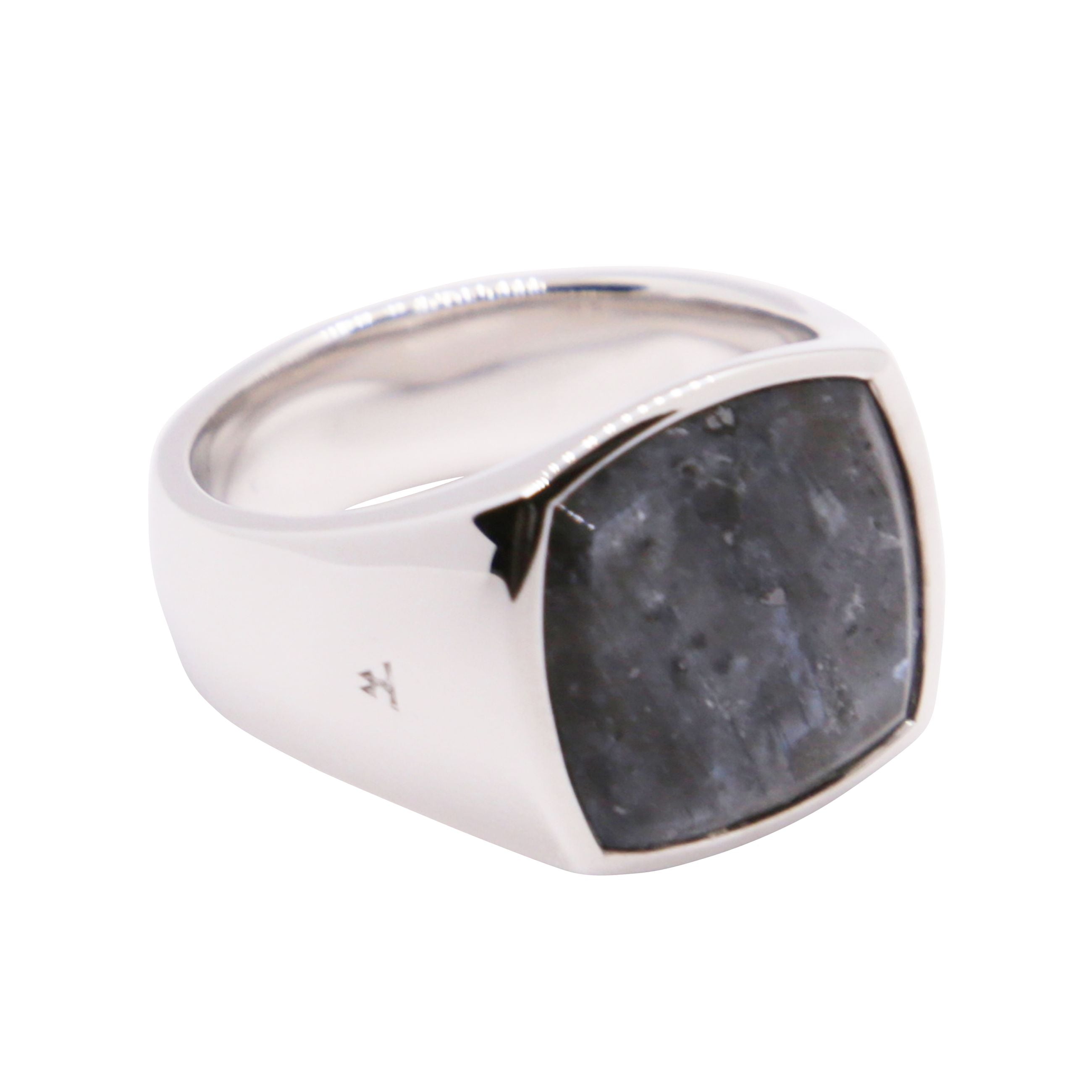 Anello di medie dimensioni, un classico di tom wood con una superficie d'argento lucido.