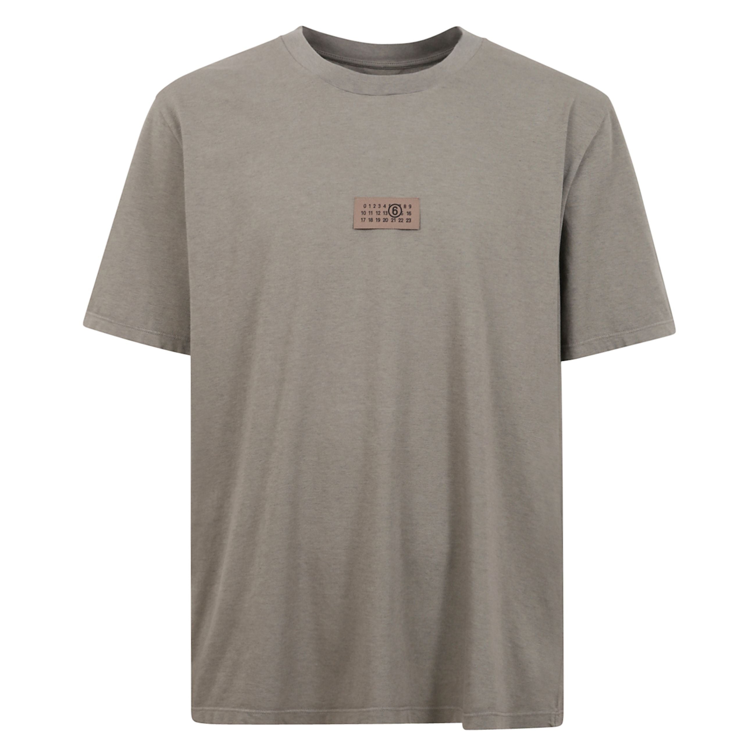 T-shirt a maniche corte con scollo tondo ed orlo dritto. etichetta con logo numerico mm6 applicata sul fronte.