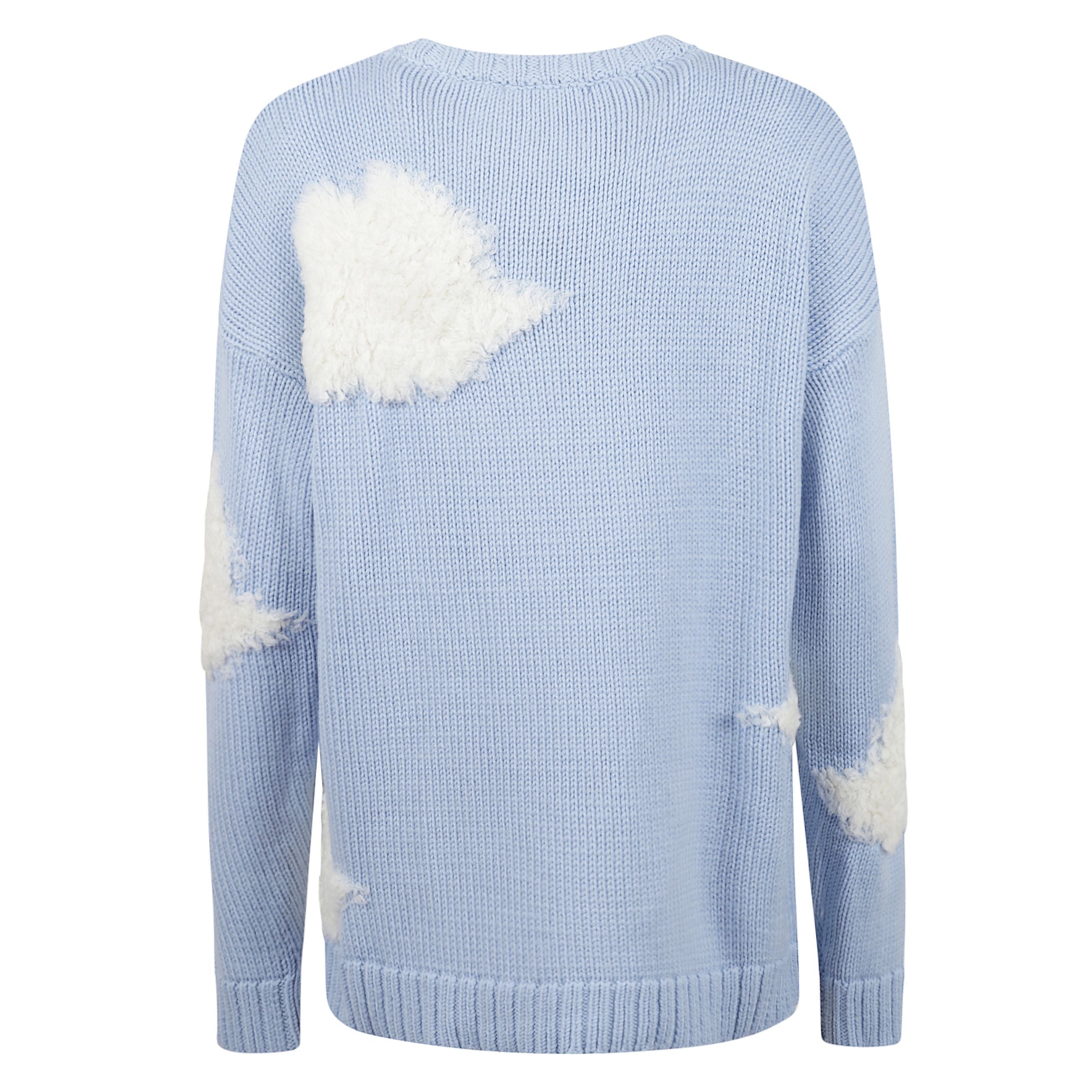 Maglione a girocollo in maglia colore azzurro pastello. finiture a coste su collo, polsini e fondo. dettagli che richiamano la forma delle nuvole in tessuto.