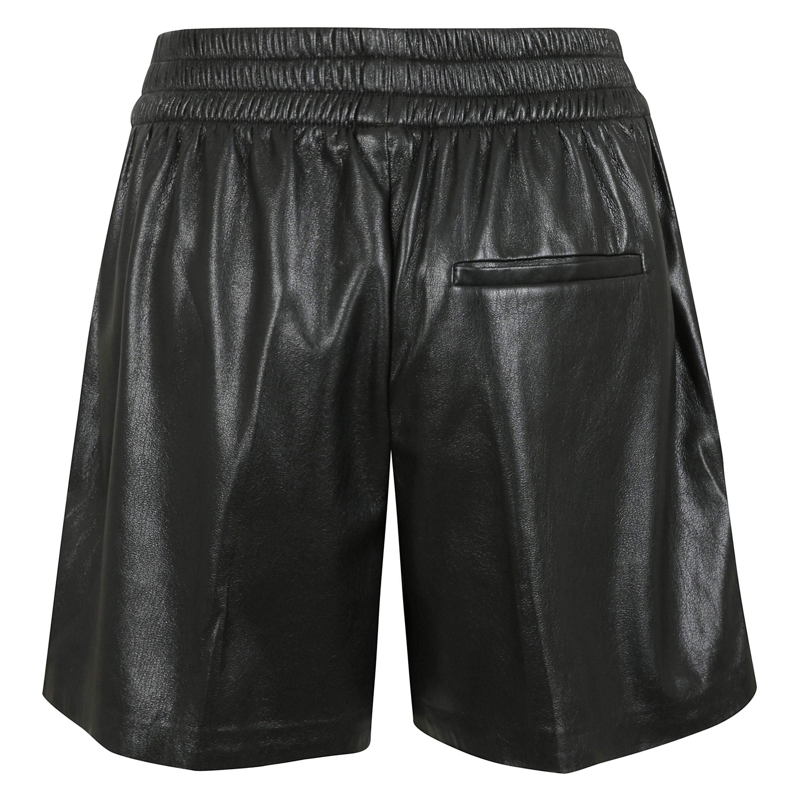 Short modello kam realizzato in pelle vegana, presenta una coulisse nascosta in vita, tasche anteriori oblique e due tasche posteriori a filetto.