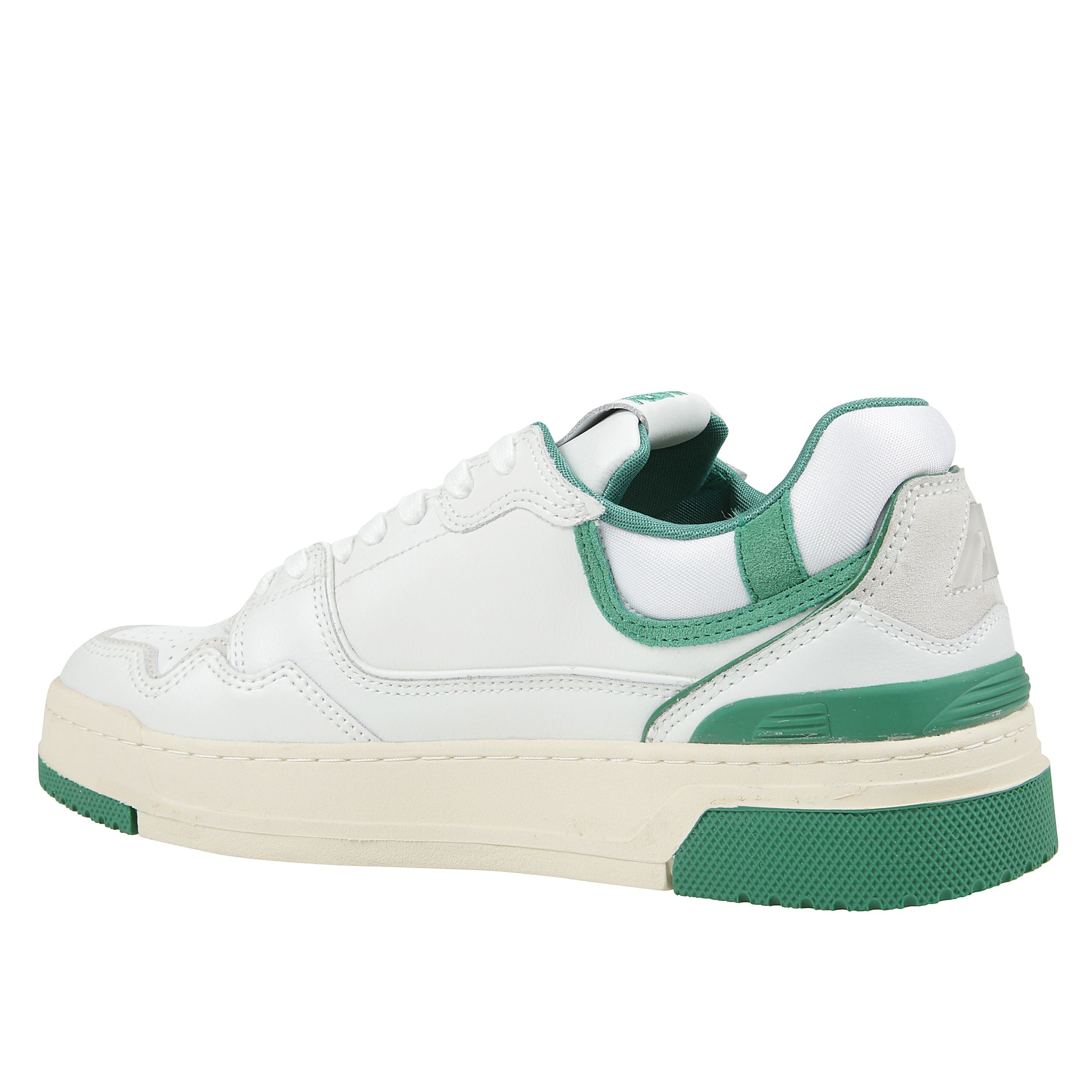 Rivisitazione dai volumi extra della classica medalist, la sneakers clc è l'acronimo di counter-lock-cord, il rinforzo alla caviglia tipico delle scarpe da basket.
questo modello da uomo è realizzato in pelle bianca con dettagli in suede verde, si carat
