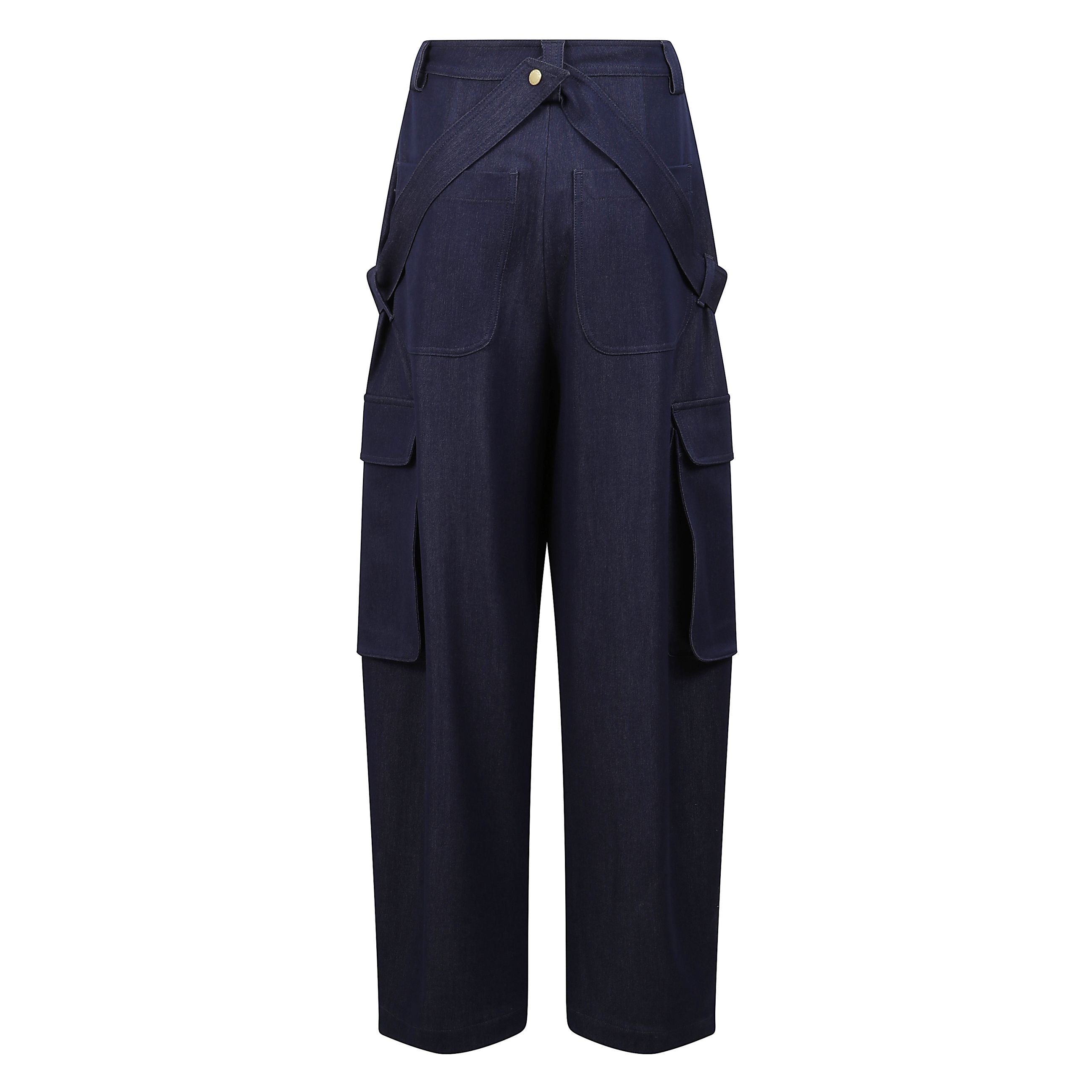 Jeans con tasche cargo e caduta fluida. cintura rimovibile con ampi passanti sul retro, bottoni ed anelli sui passanti cintura dorati.