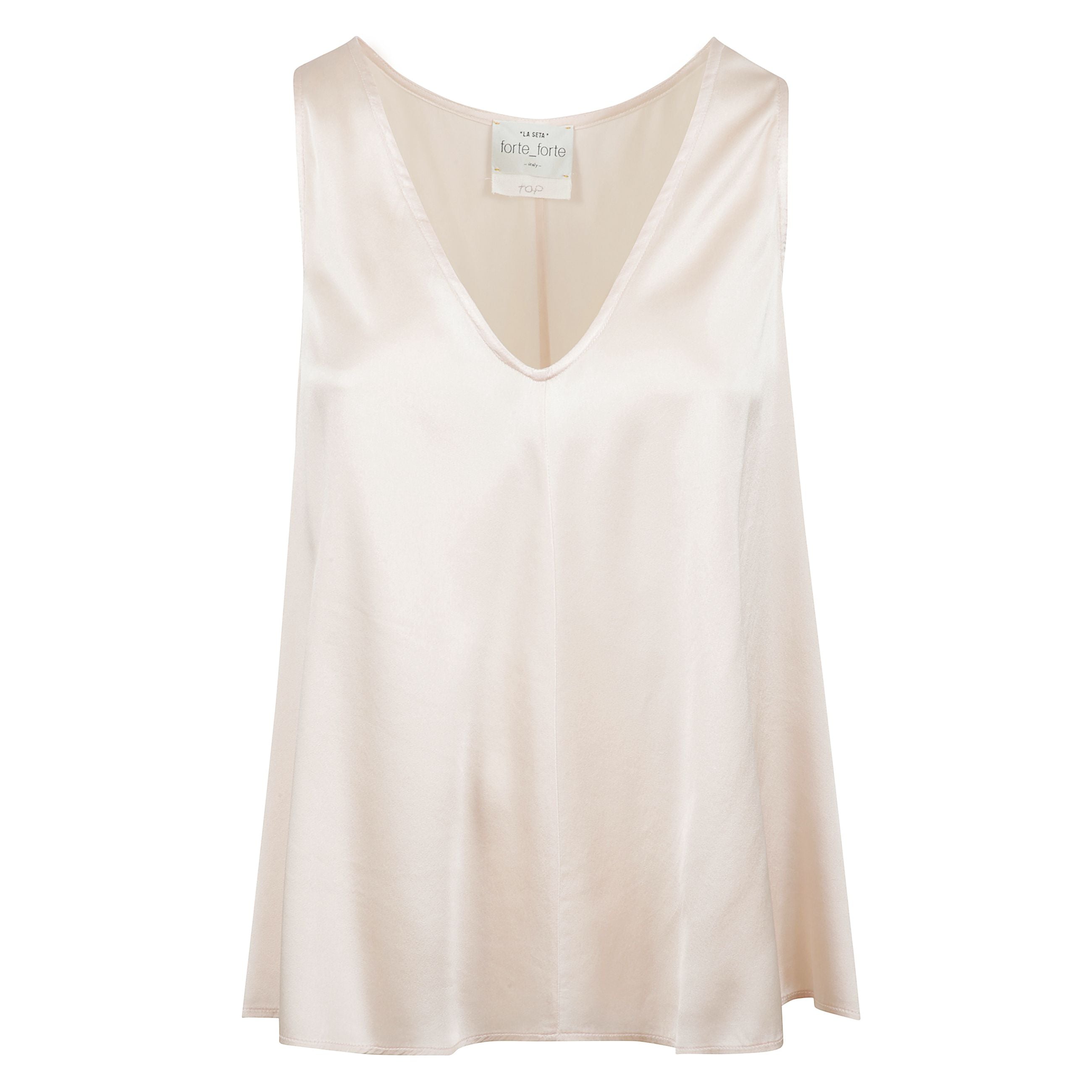 Top in raso di seta elegante, con forme pulite per una nuova definizione di femminilità contemporanea. lo scollo ampio a v e la linea smanicata svelano dettagli pregiati come i bordi rimessi e il taglio centrale per una leggera svasatura. indossa il top