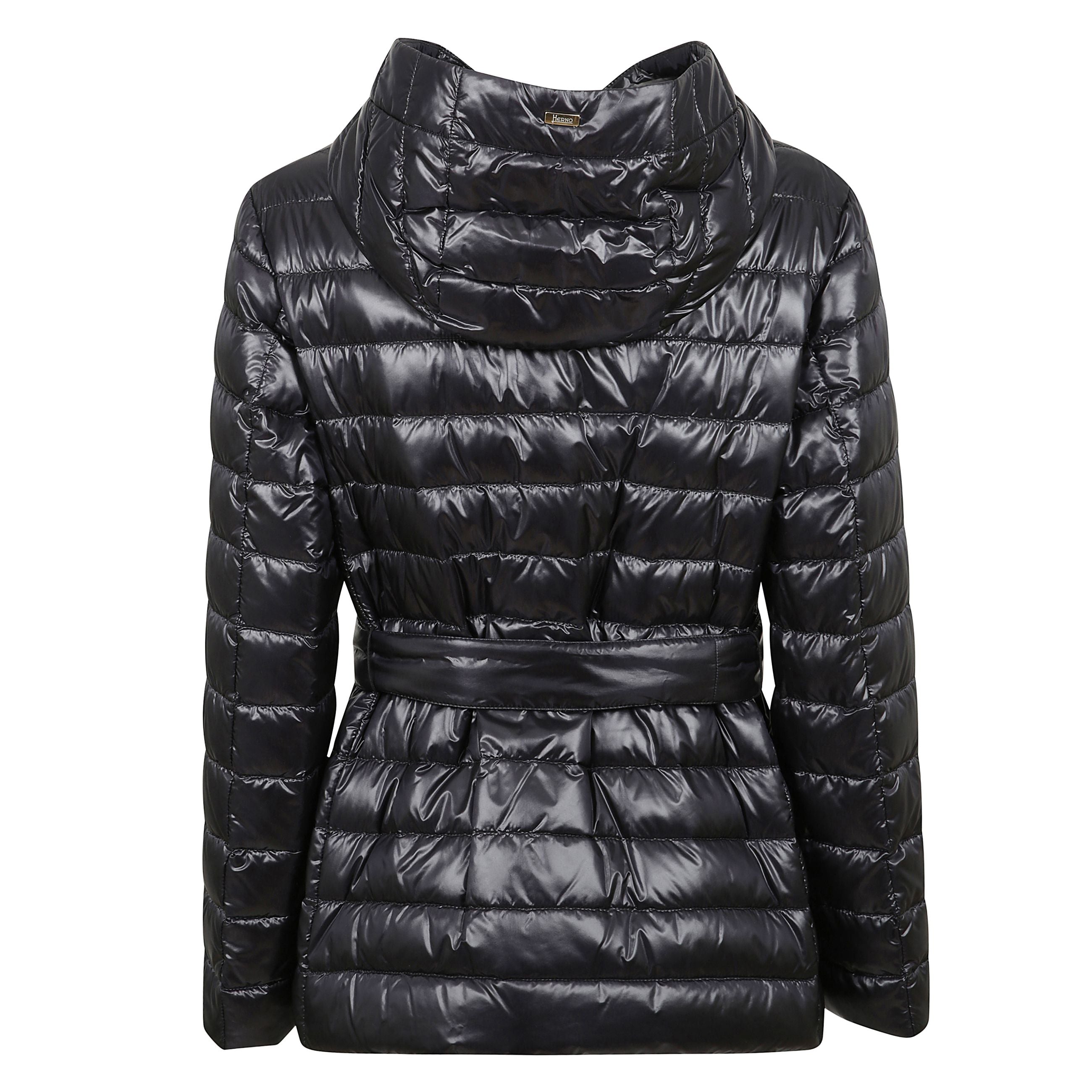 Piumino trapuntato con cappuccio, abbottonatura frontale, chiusura con nodo