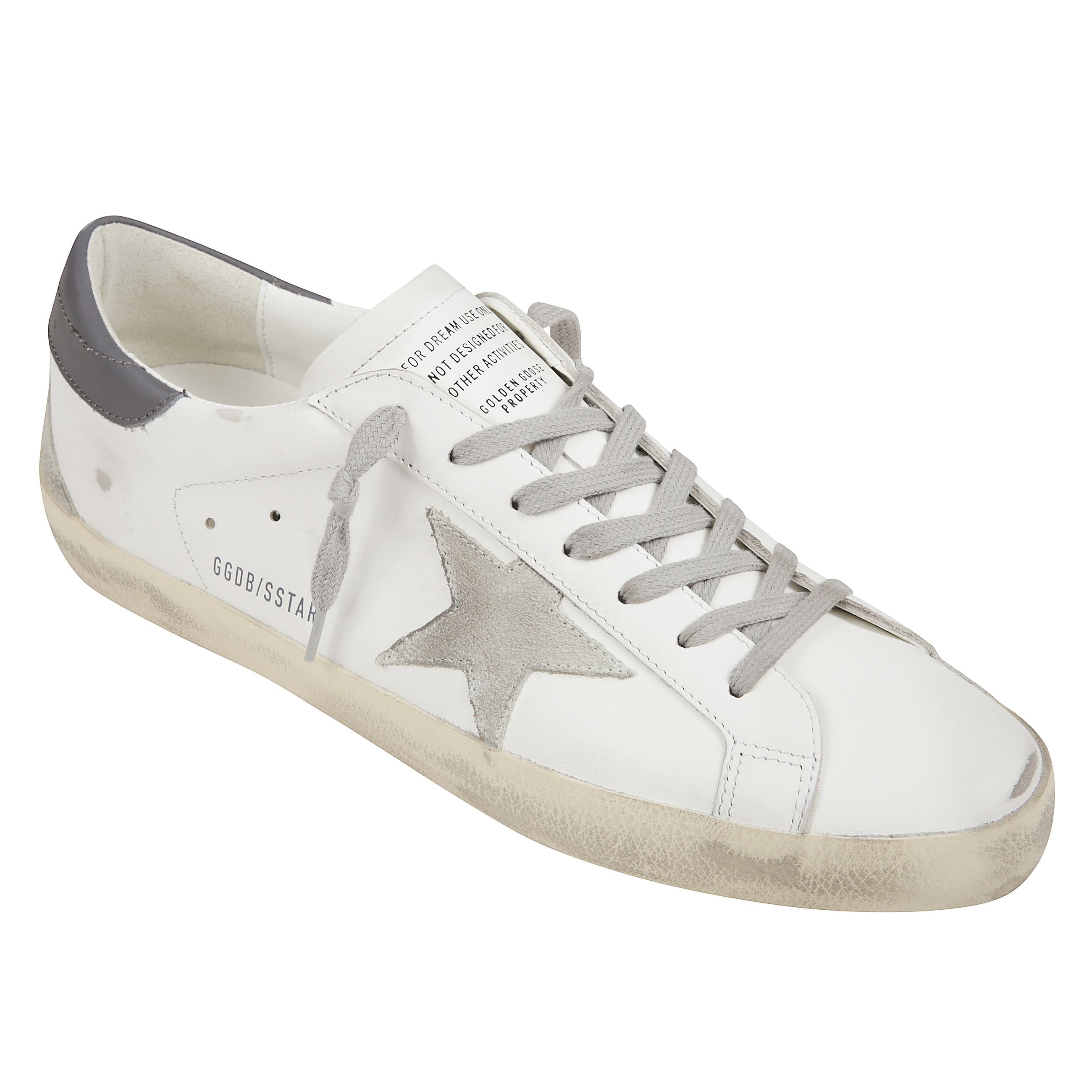 Sneakers in pelle bianca. effetto vintage. stella laterale in camoscio. talloncino in pelle grigia. inserto posteriore in camoscio. chiusura con lacci. punta tonda. linguetta con dettagli con scritte. suola in gomma con effetto consumato.