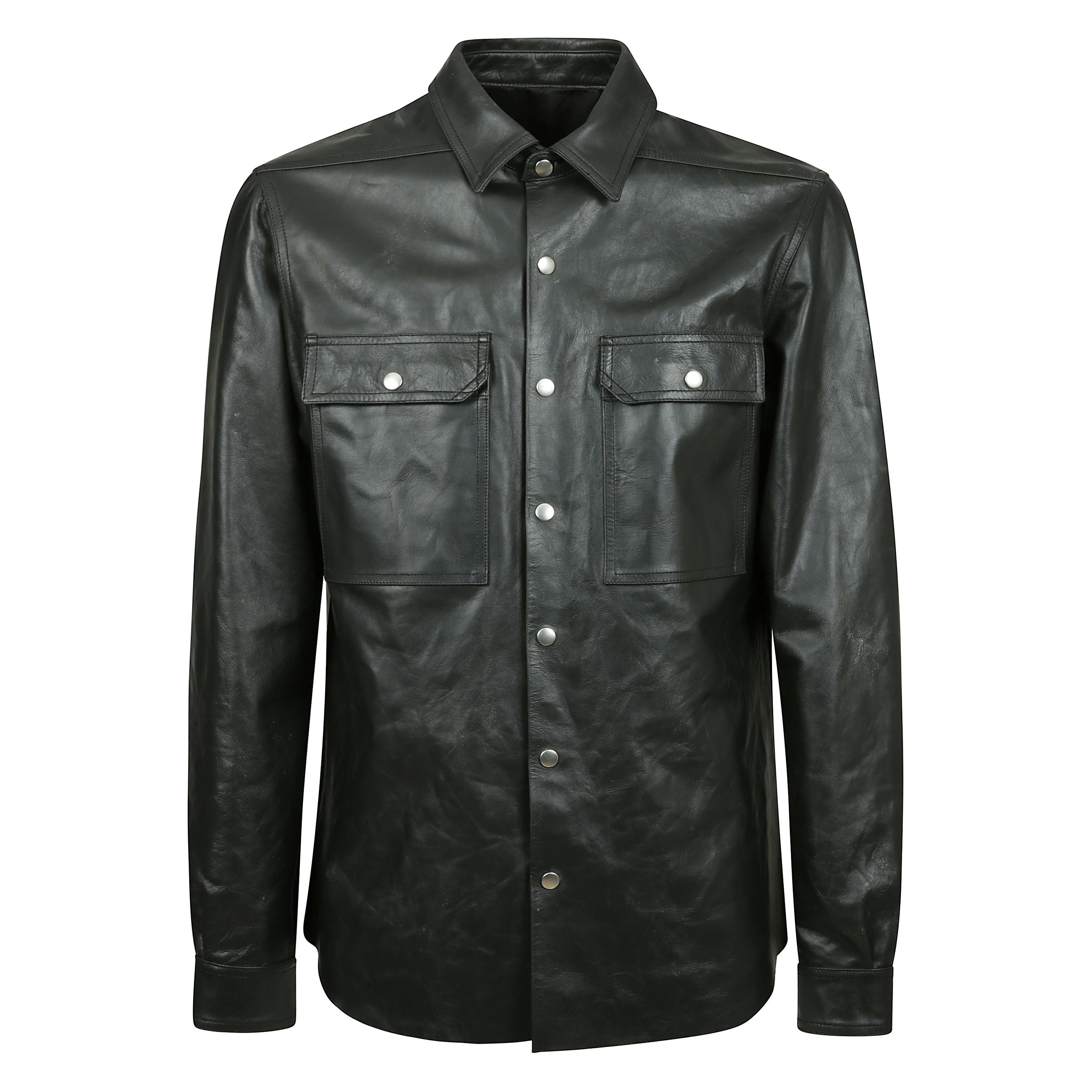 Questa giacca in pelle dal design sofisticato è un must-have per ogni guardaroba. caratterizzata da una chiusura con bottoni a scatto sulla parte anteriore, presenta un colletto classico che aggiunge un tocco di eleganza. le due tasche a bustina sul pett