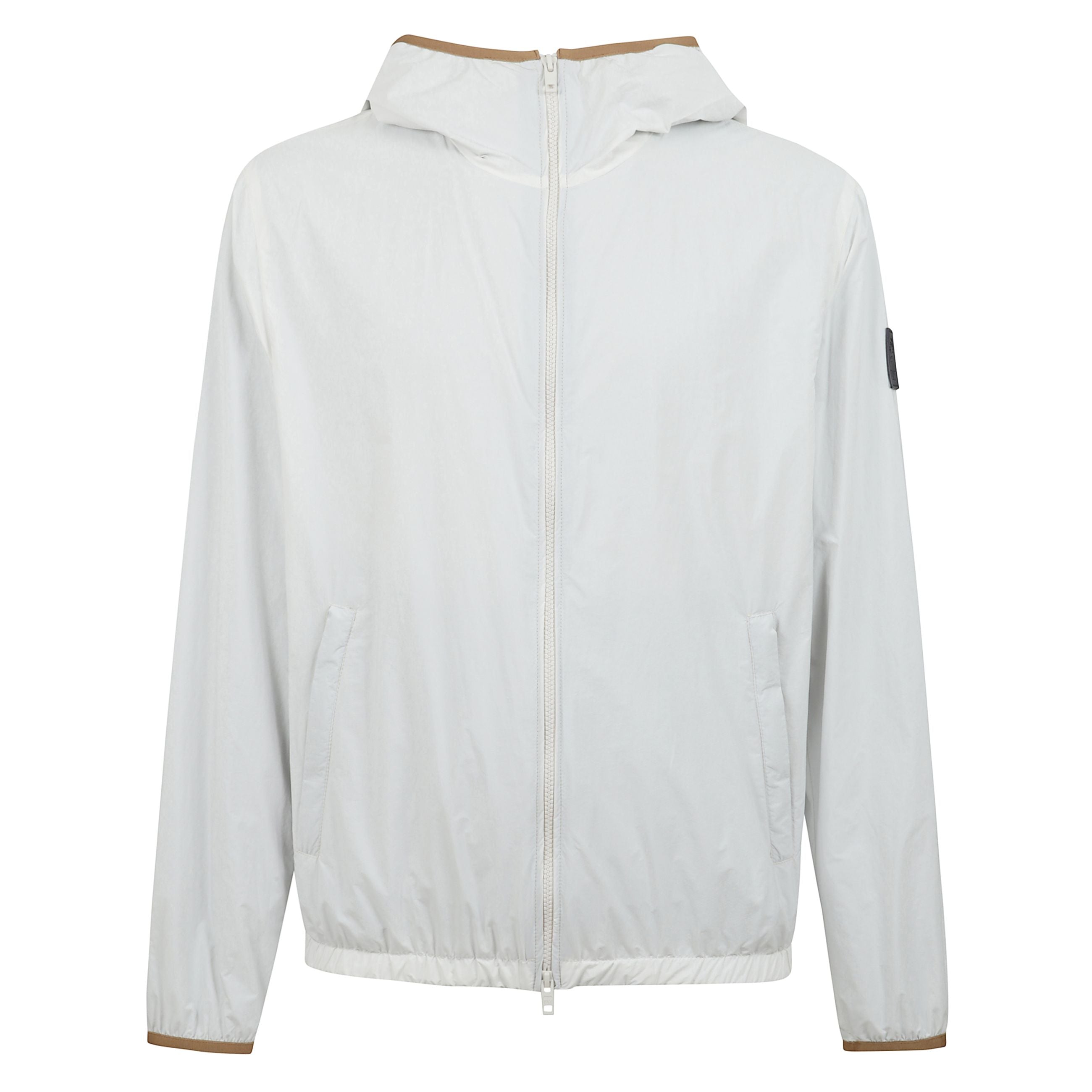 Giacca a vento, chiusura frontale con zip, cappuccio, due tasche laterali a filetto e applicazione sulla manica con logo
