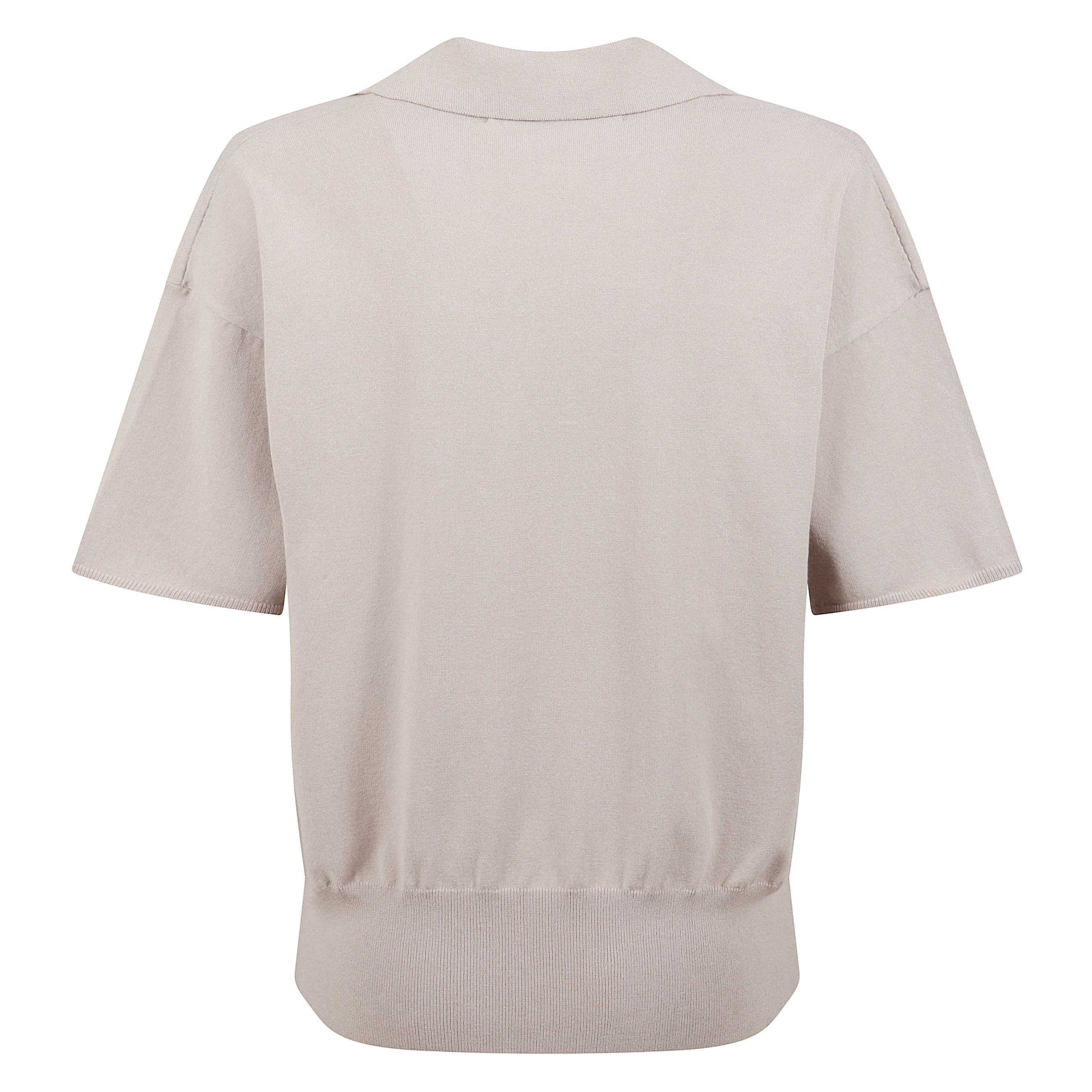 Maglia a maniche corte con colletto stile polo. scollo a v frontale. orlo elasticizzato con tema a coste.