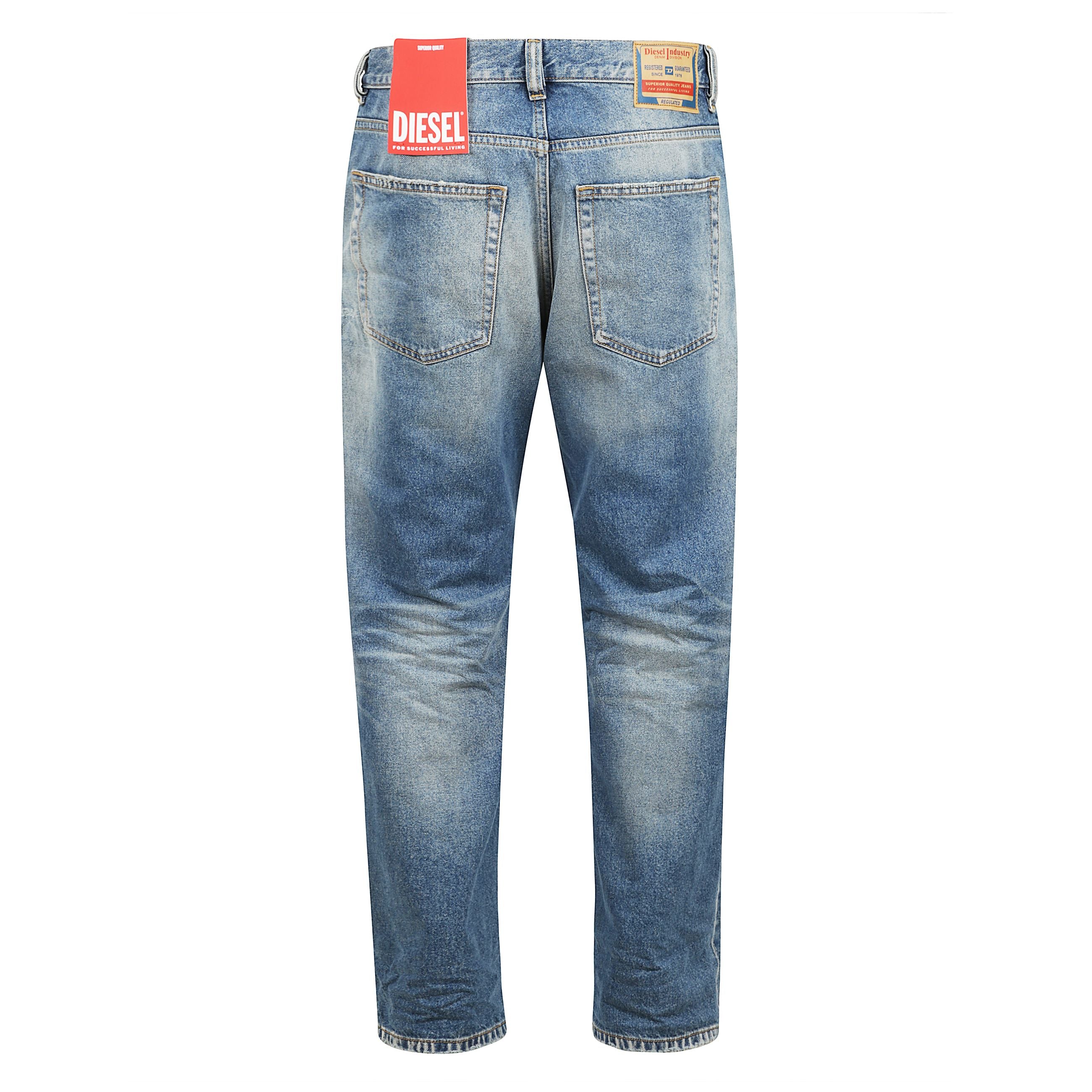 Diesel jeans straight fit with a vita regular. modello realizzato in denim washed.
