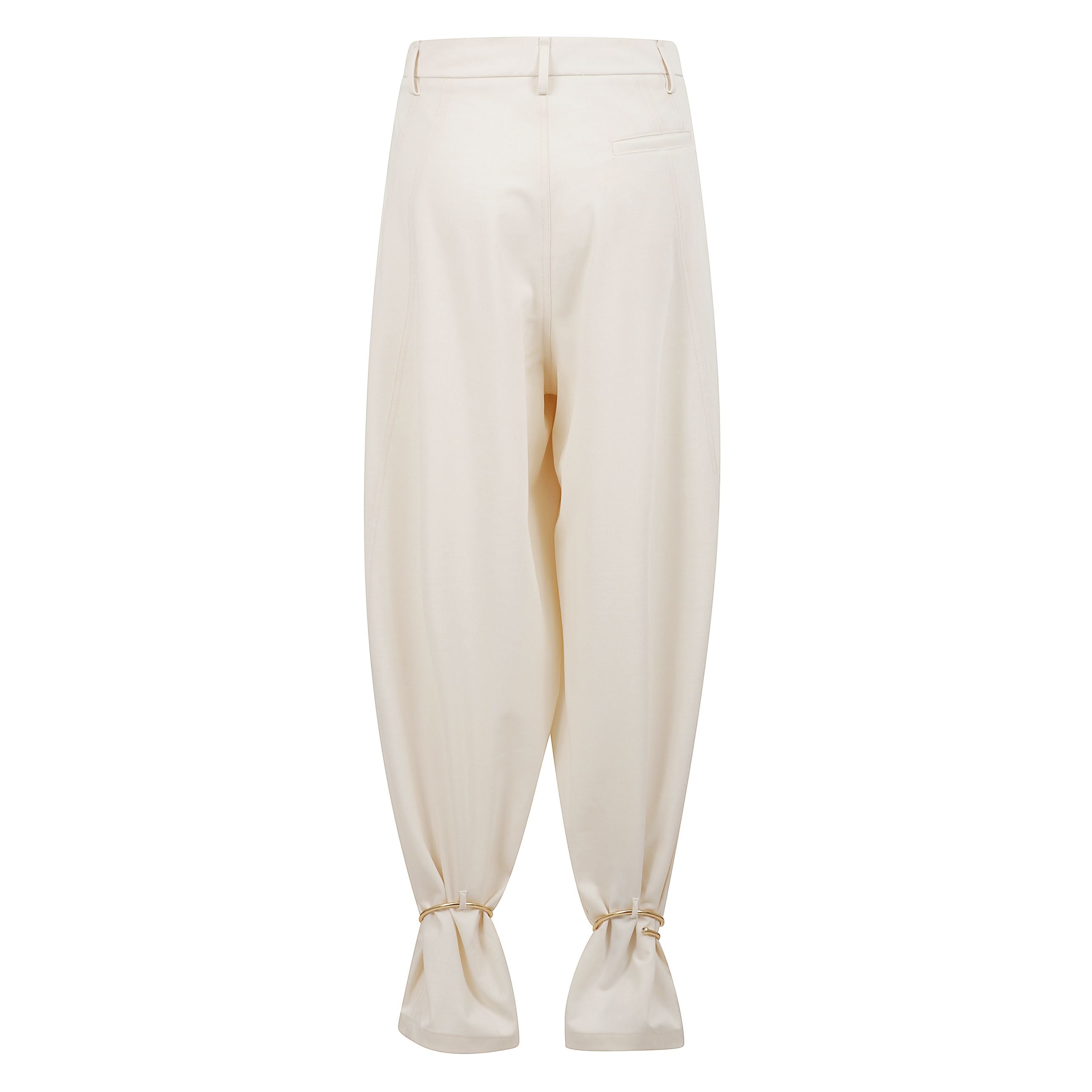 Pantalone a gamba larga con vestibilità comoda, chiusura con zip e bottone metallico e passanti per cintura. chiusura alle caviglie con polsini metallici di color oro.