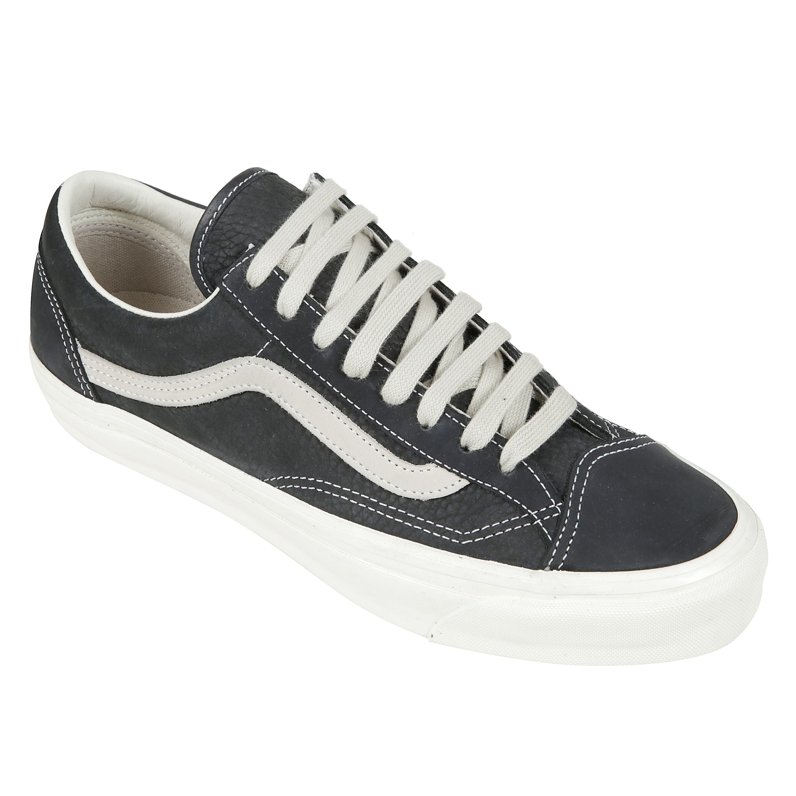Footwear
lx old skool 36 le marais black
sneakers vans in suede con, allacciatura frontale, suola piatta, logo sulla suola.