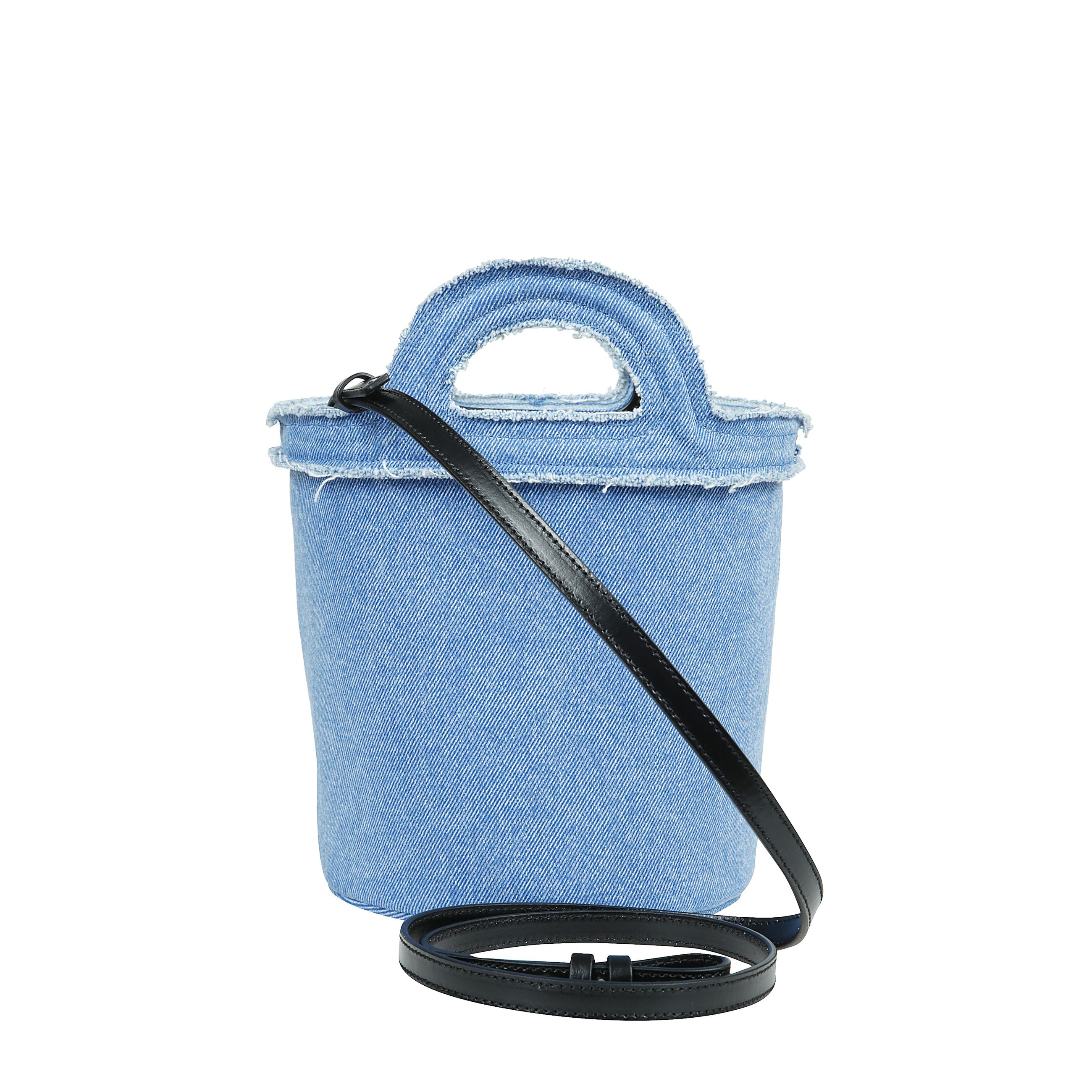 Borsa a secchiello realizzata in denim caratterizzata da logo ricamato a contrasto e ricami florali sulla parte frontale. ha due manici piatti in tessuto tonale e la tracolla amovibile regolabile in pelle, con chiusura mediante coulisse e l'interno fodera